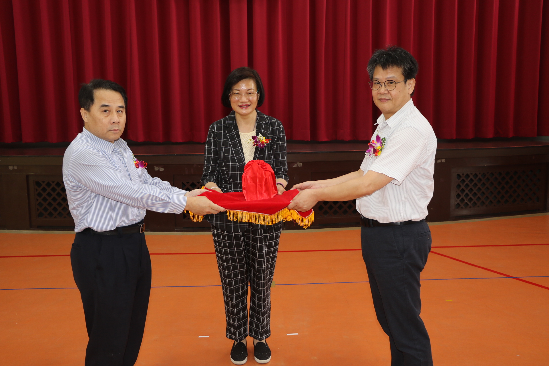 李美珍局長主持萬里仁家主任交接  右為新任主任謝鑫敏  左為卸任主任吳欽仁