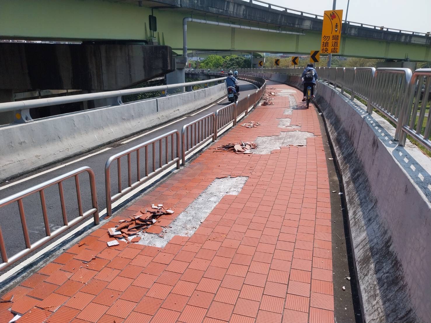 為提昇秀朗橋人行道鋪面品質，新北市政府養工處將於4月15日至6月13日針對中和往新店方向的人行道鋪面進行改善，請用路人多加留意。
