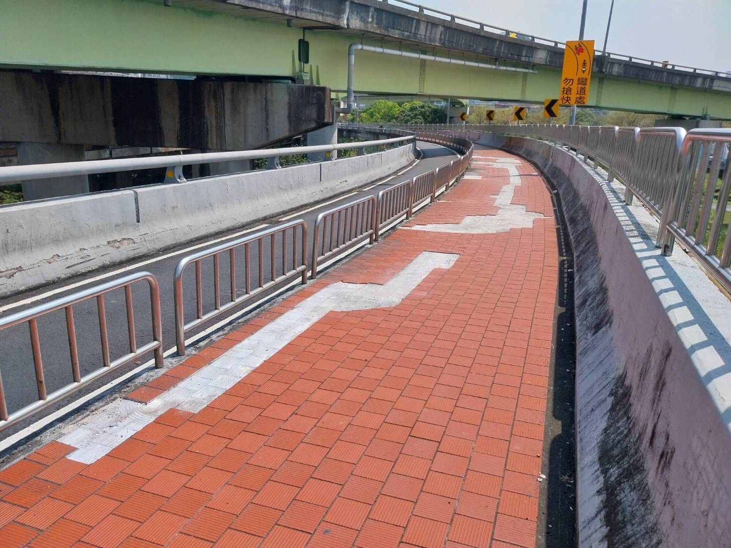 為提昇秀朗橋人行道鋪面品質，新北市政府養工處將於4月15日至6月13日封閉中和往新店方向的機車道，以及全天封閉往新店方向的人行道，請用路人多加留意。