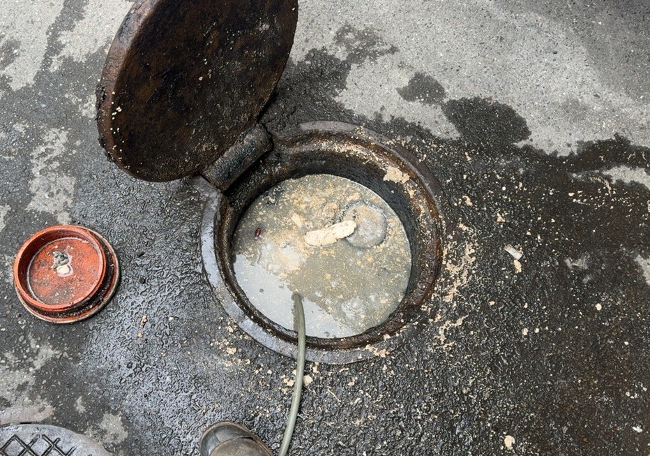 設施管線內部因不良使用習慣，造成內部的堵塞淤積。