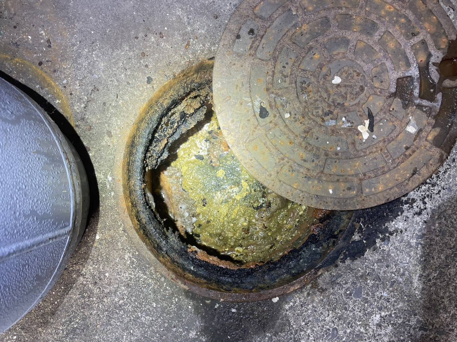 設施管線內部因長年的不良排水方式，造成設施內部油脂等異物結塊。