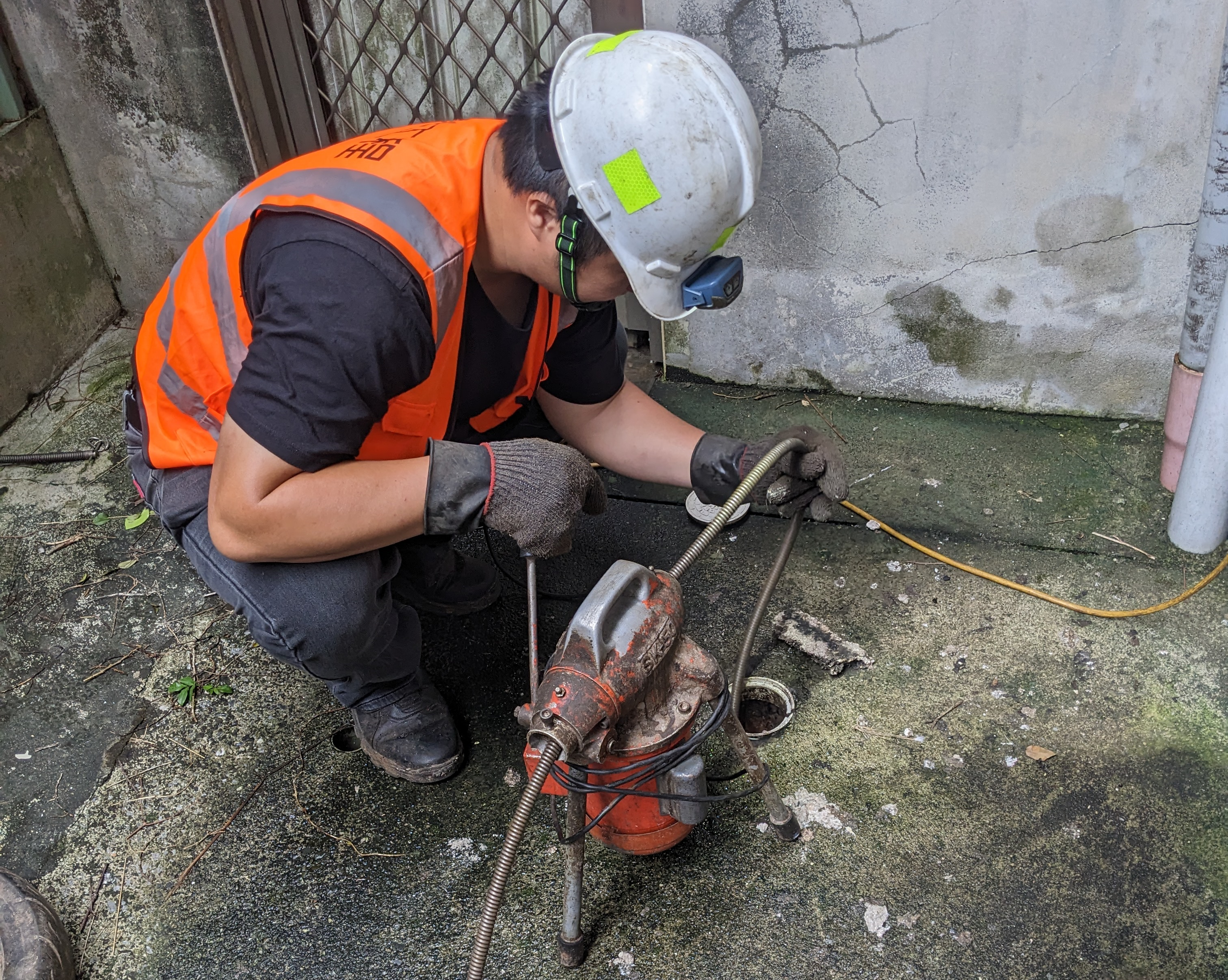 專業清疏團隊迅速抵達現場，使用清疏工具清通污水設施。