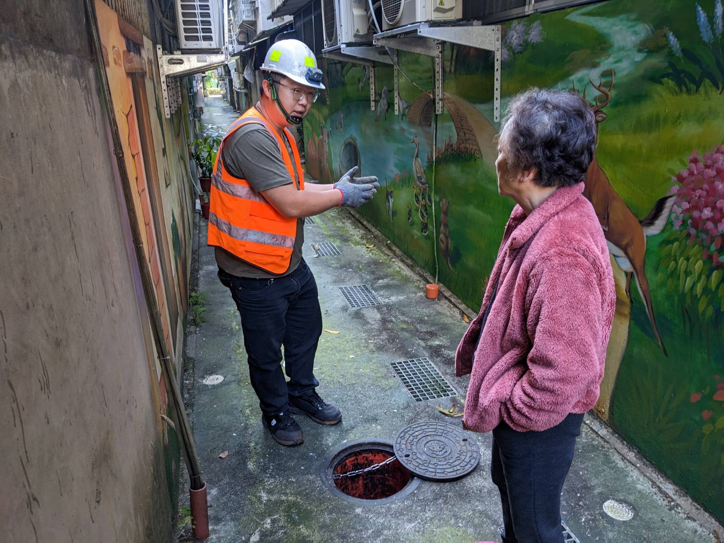 清疏完成後，專業團隊向民眾解說堵塞的原因，並宣導正確的使用方式。