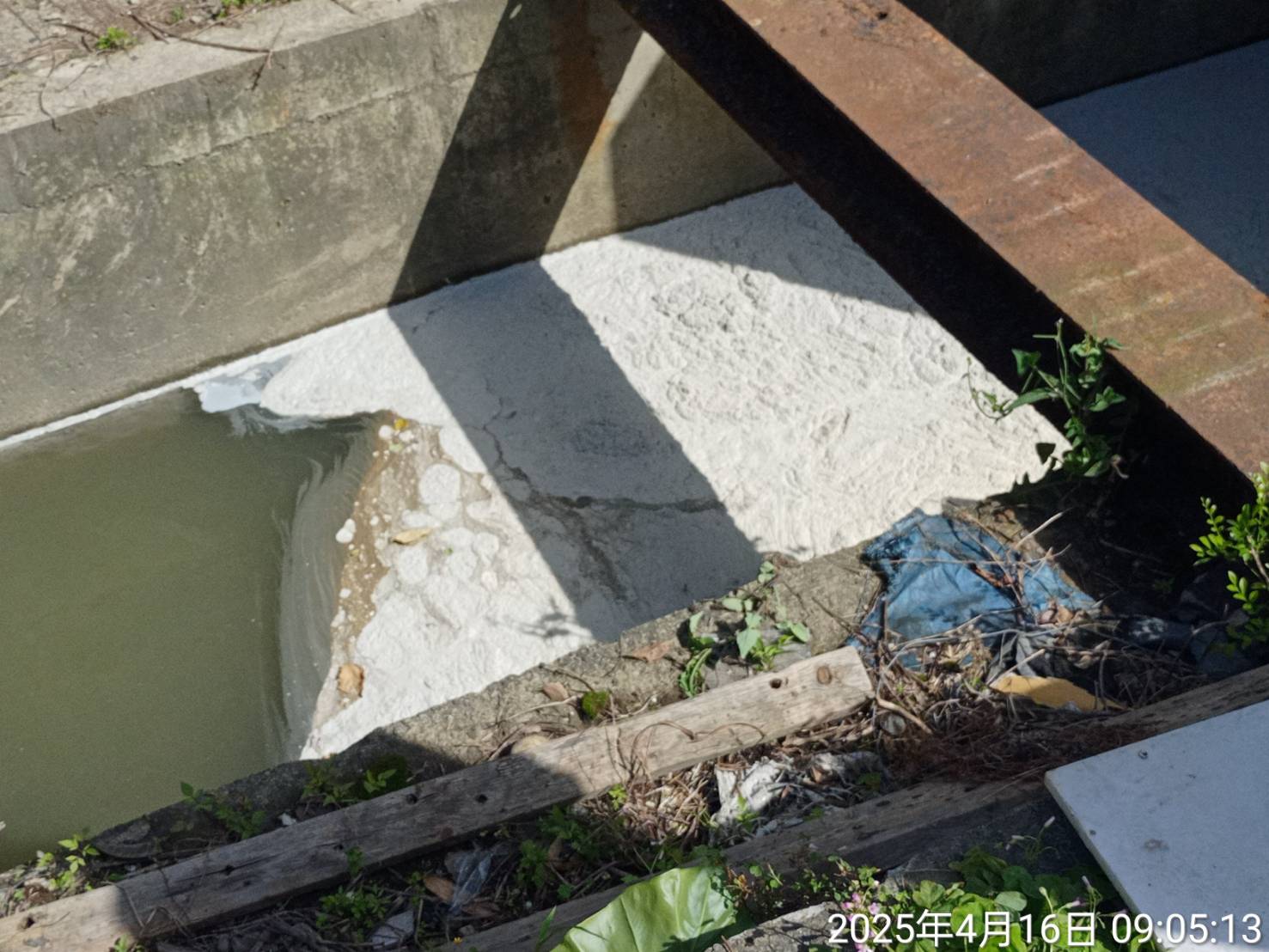 稽查員在廠區外溝渠查獲為靜電粉體塗裝用之塗料，未妥善收集且流入廠房後方大甲九圳，環保局除依違反水污染防治法第30條規定，最重可處新臺幣300萬元罰鍰