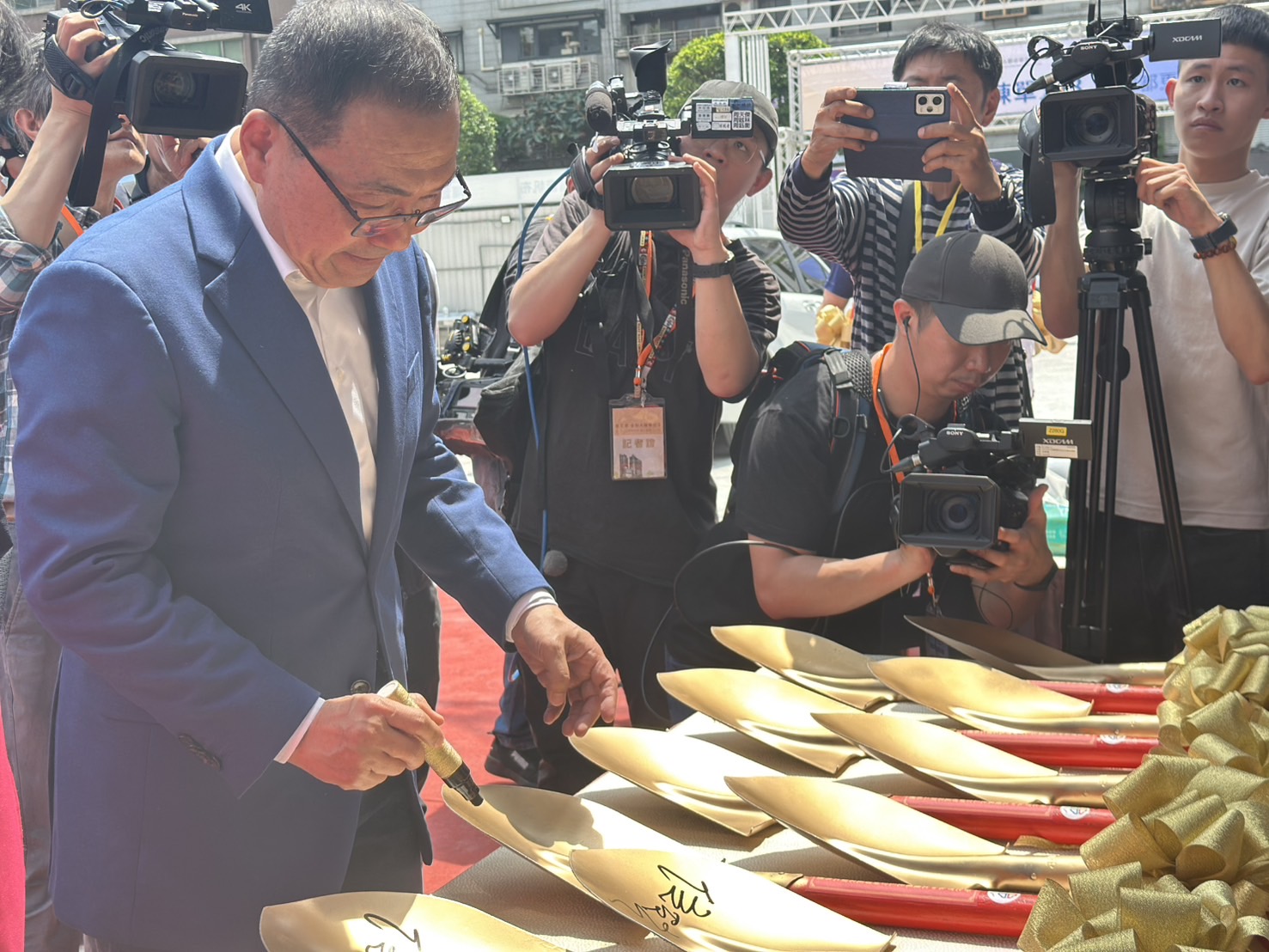 侯市長簽金鏟
