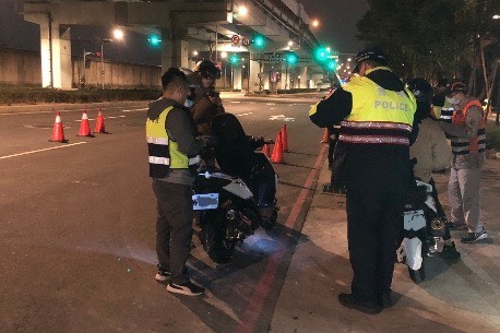 環保局與警察局聯手合作守護市民安寧。提醒駕駛朋友主動定期檢查車況、妥善保養車輛，並確實遵守交通規則