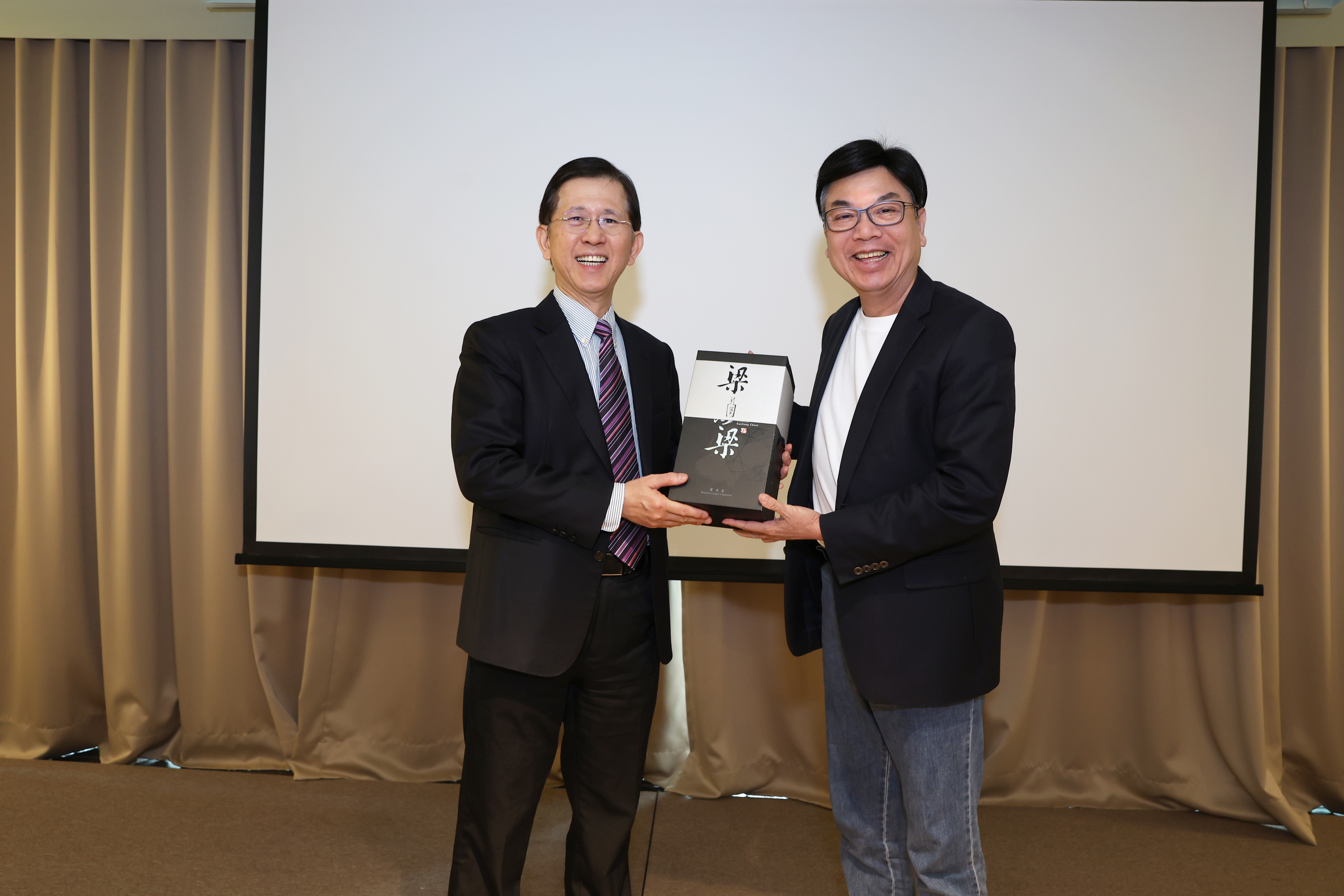 劉和然副市長及數發部黃彥男部長交換伴手禮