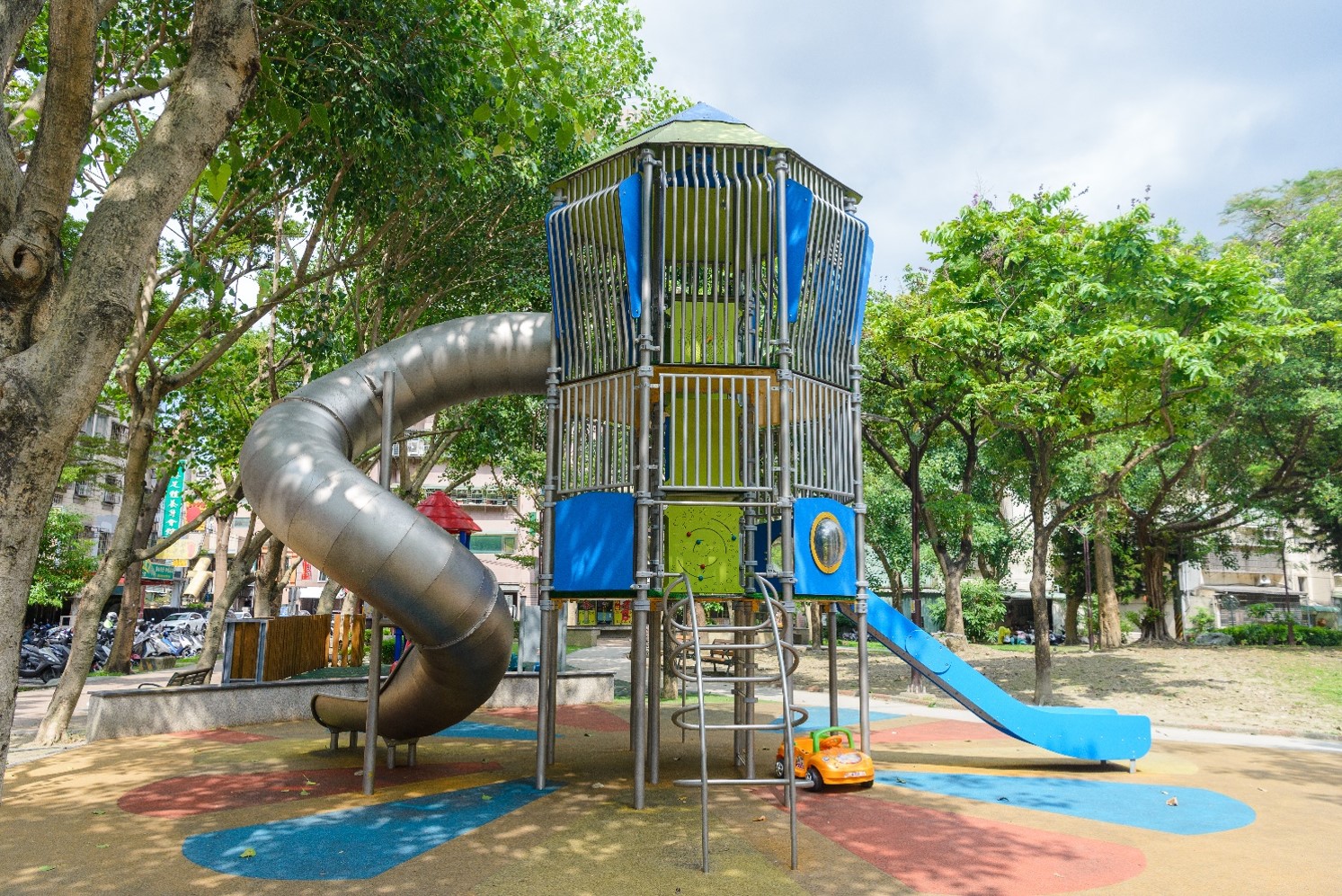 新莊區黃城公園火箭型高塔造型的旋轉滑梯是小朋友的最愛