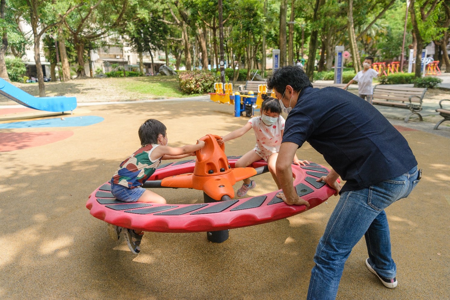 新莊區黃城公園設有旋轉盤、翹翹板及搖搖馬，提供小朋友更豐富的遊樂感受