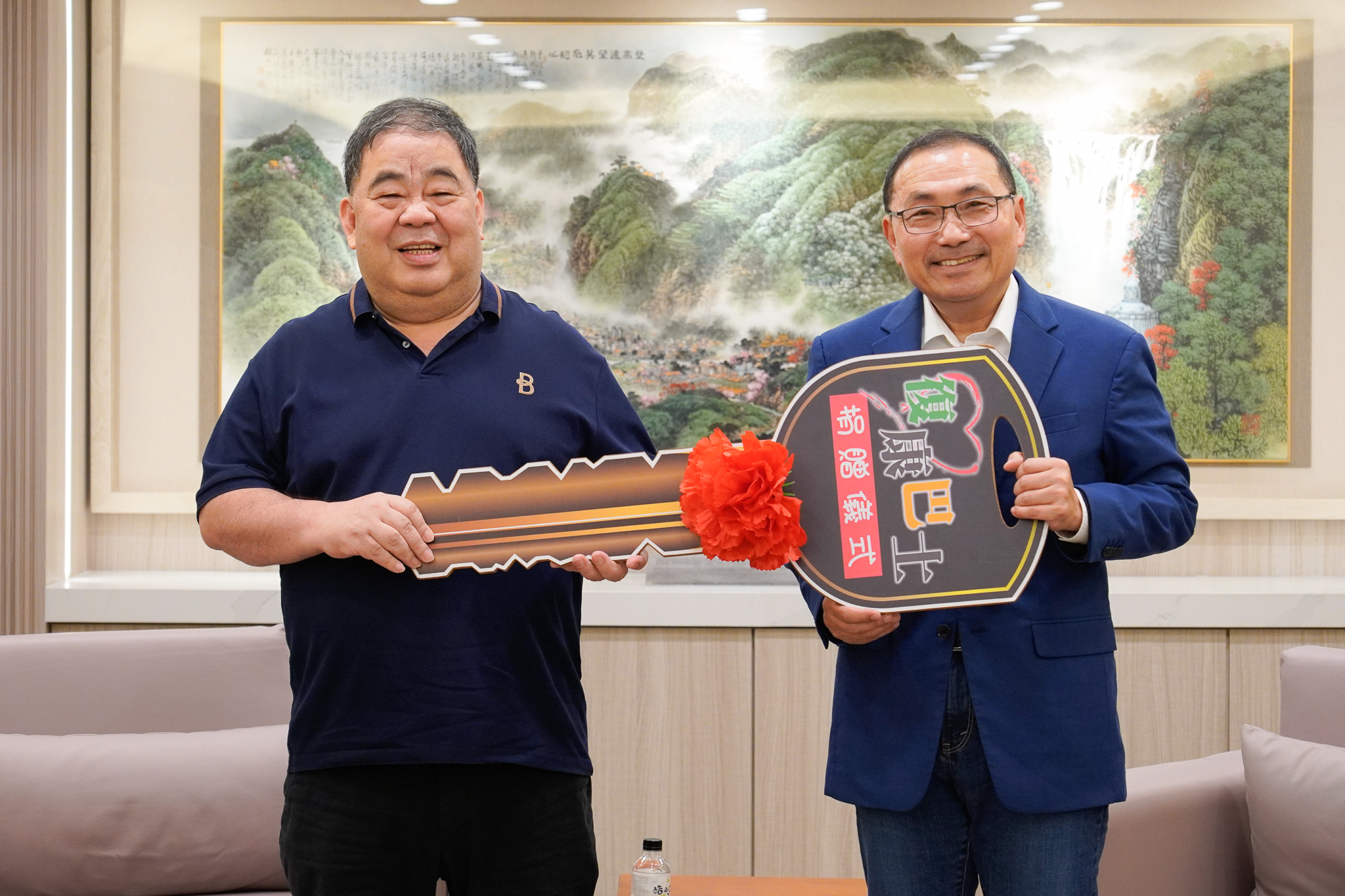 智英科技董事長林宴臨（左）18日再度捐贈2輛復康巴士給新北市 由侯友宜市長代收 累計已捐贈16輛