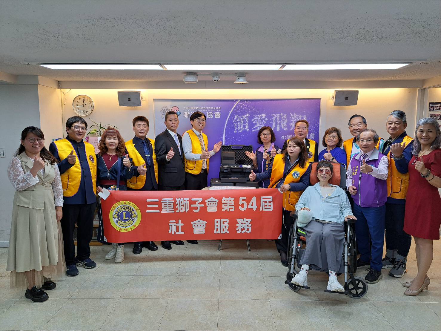  三重獅子會擴大社會服務 捐贈拍痰機和眼控滑鼠等輔具給漸凍人協會