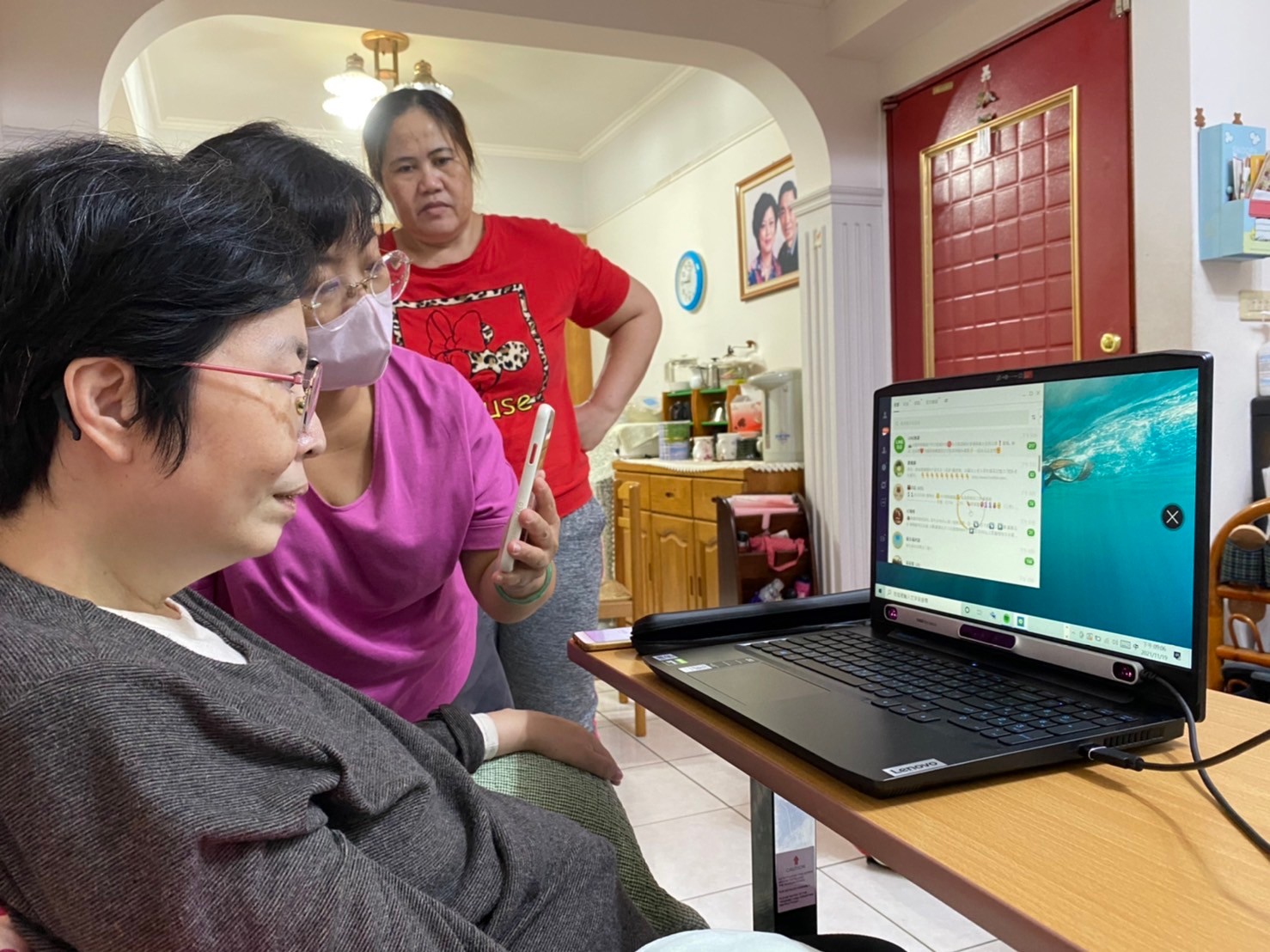 漸凍人秀芬透過眼控滑鼠與外界溝通