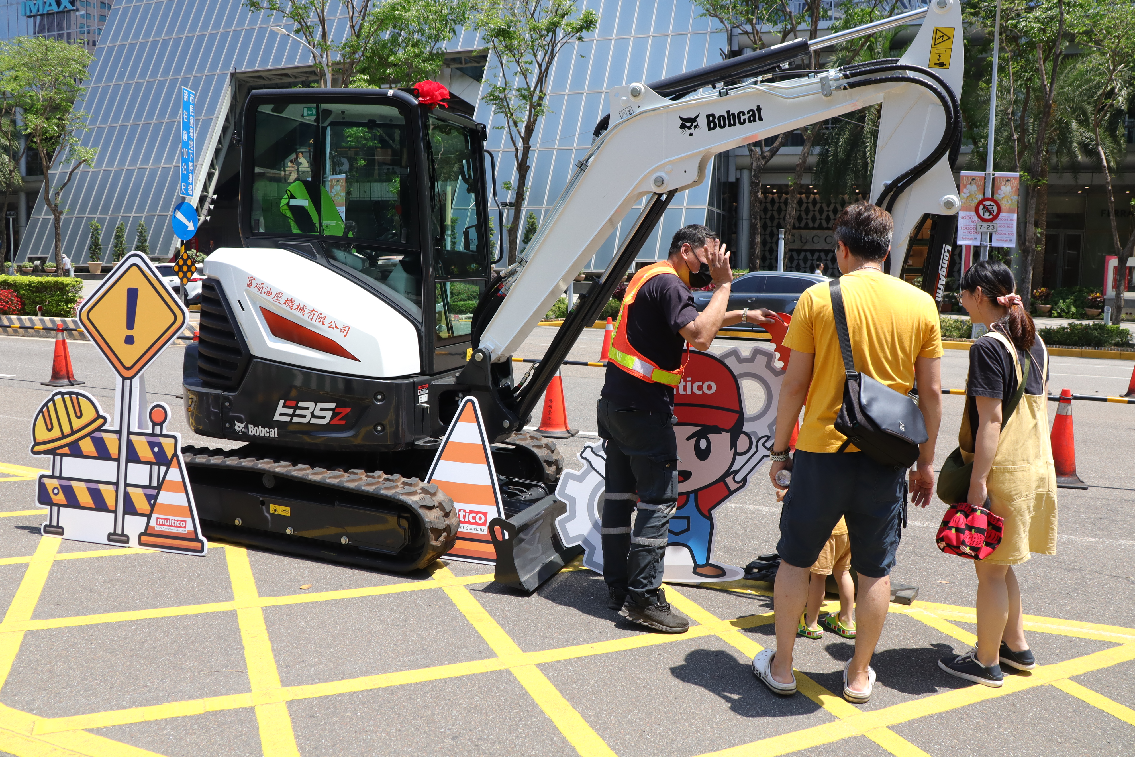  「新北平安護你行親子嘉年華」特別展示多種大型施工機具，提升親子學習路平知識。