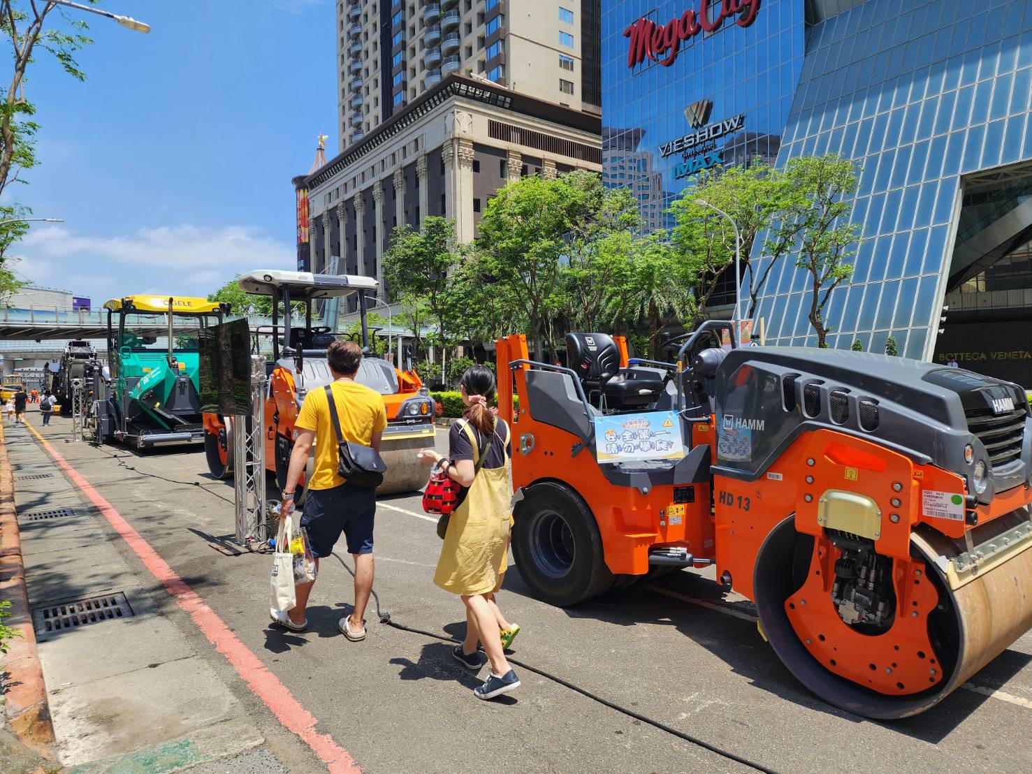 家長攜帶小孩參加「新北平安護你行親子嘉年華」，駐足參觀大型施工機具，感到相當新奇。