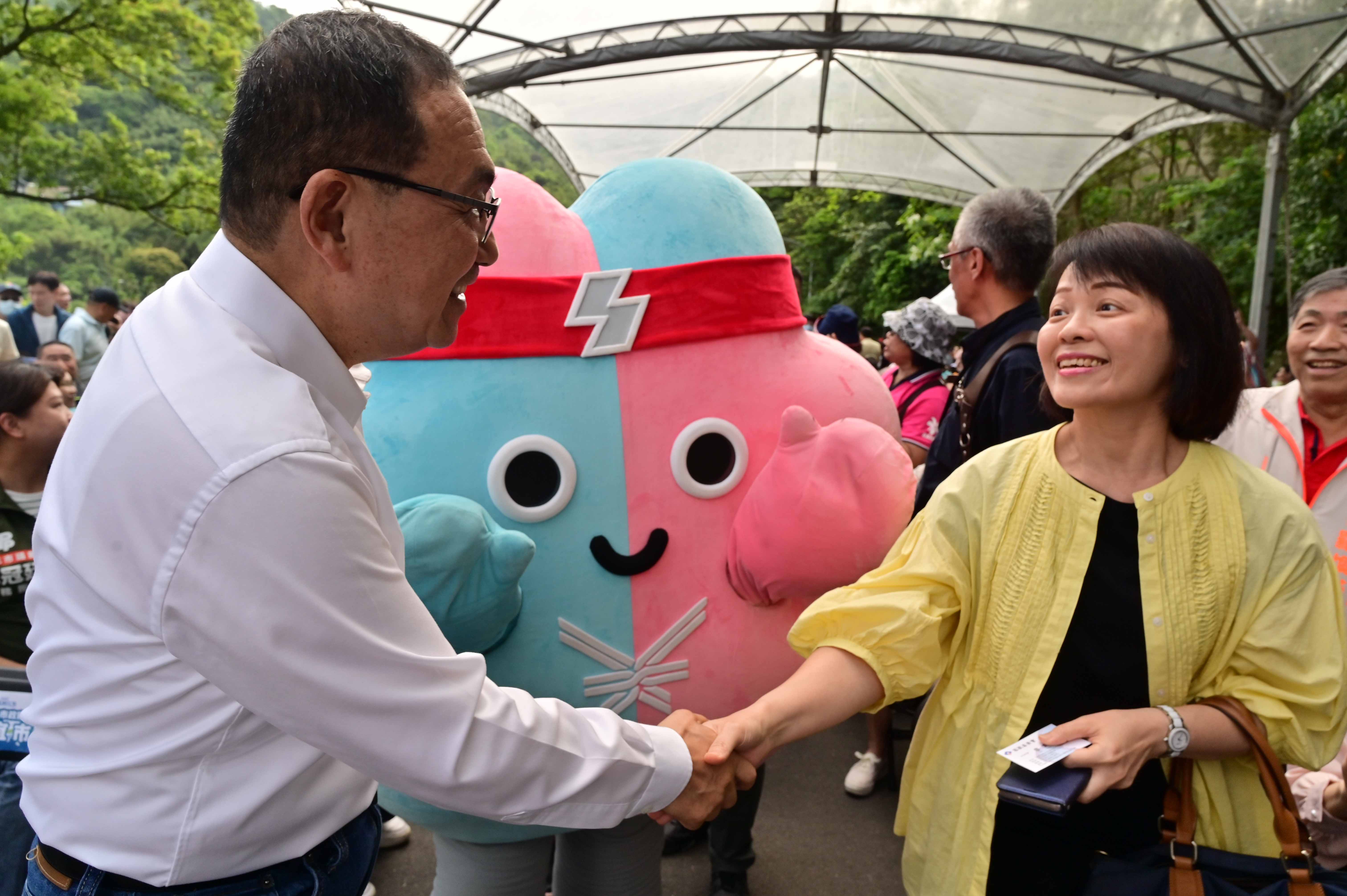  2025土城桐花祭市長與客委會廖育珮主任秘書合照