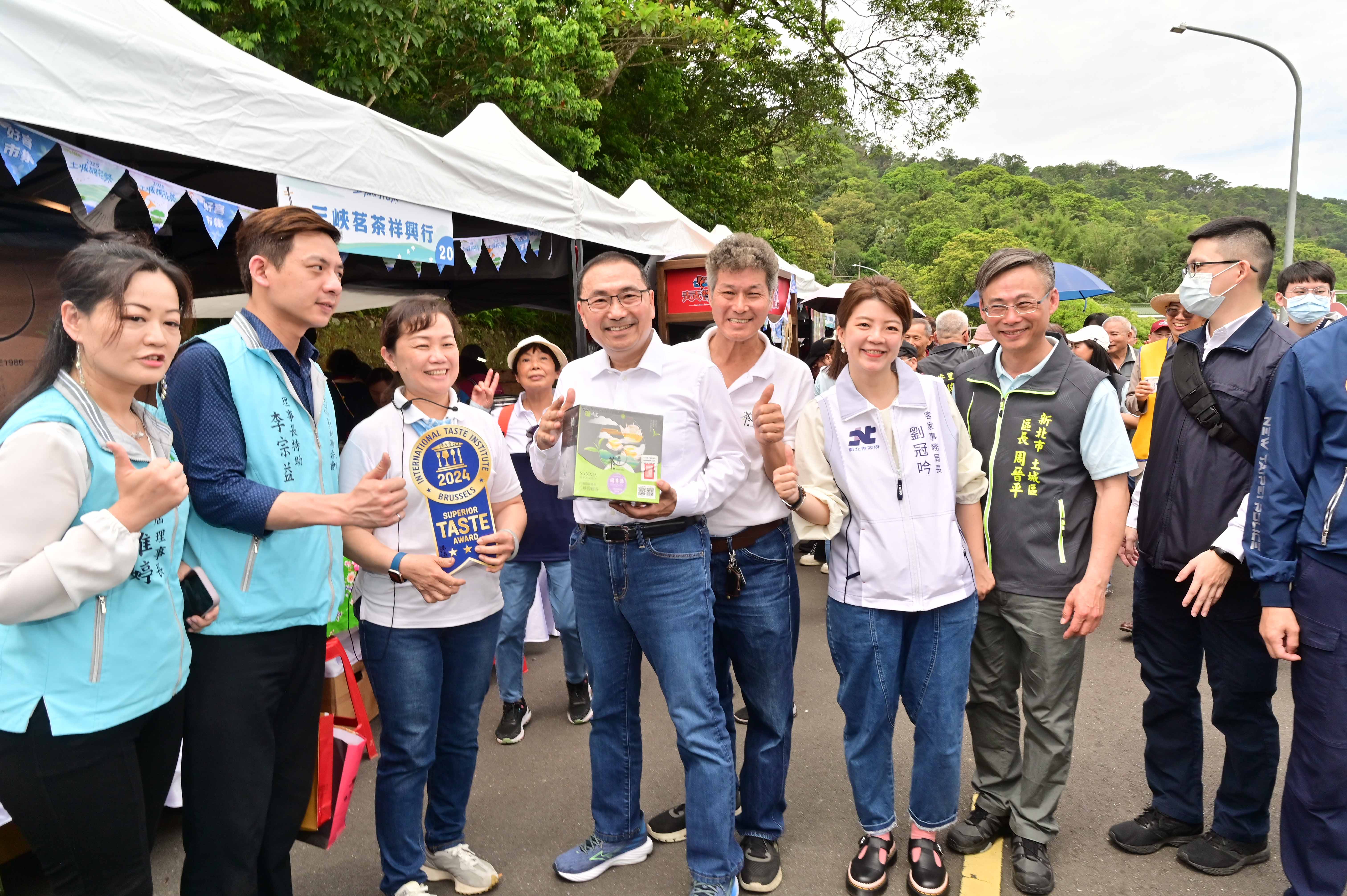  2025土城桐花祭活動活動攤販與市長合照
