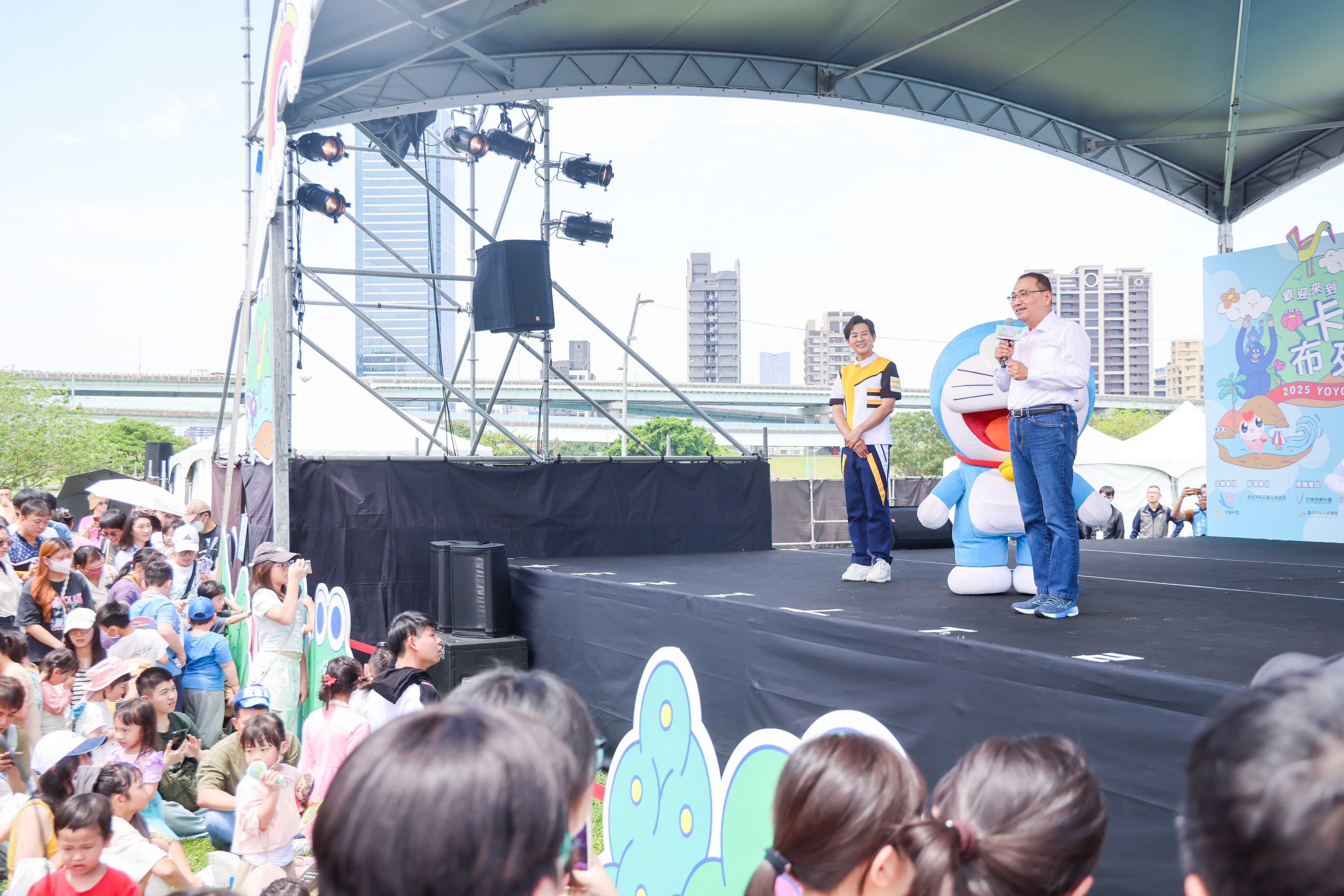侯友宜說，新北大都會公園是一座共融全齡化特色公園，共有31座溜滑梯及100組的遊樂設施。不僅如此，夏天將迎來「海世界水樂園」，邀請家長們帶著小孩來放電。