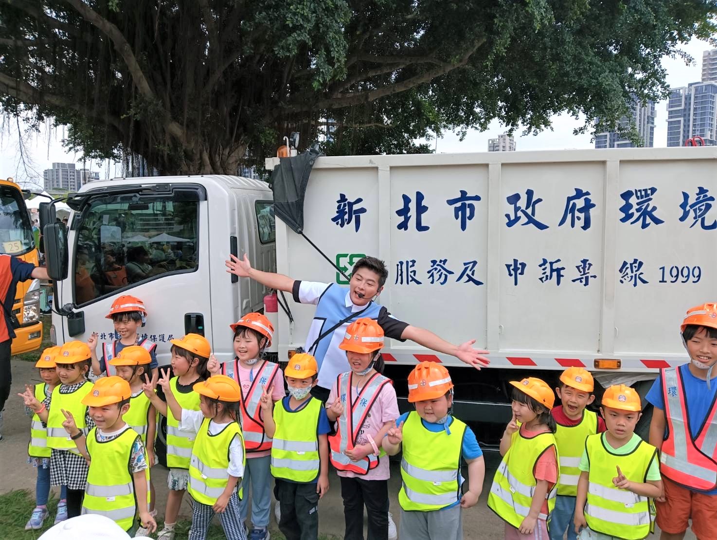 本次活動特別邀請了YOYO家族的「浣熊哥哥」現身與小朋友們進行互動問答，帶領大家一起探索垃圾分類與資源回收的知識