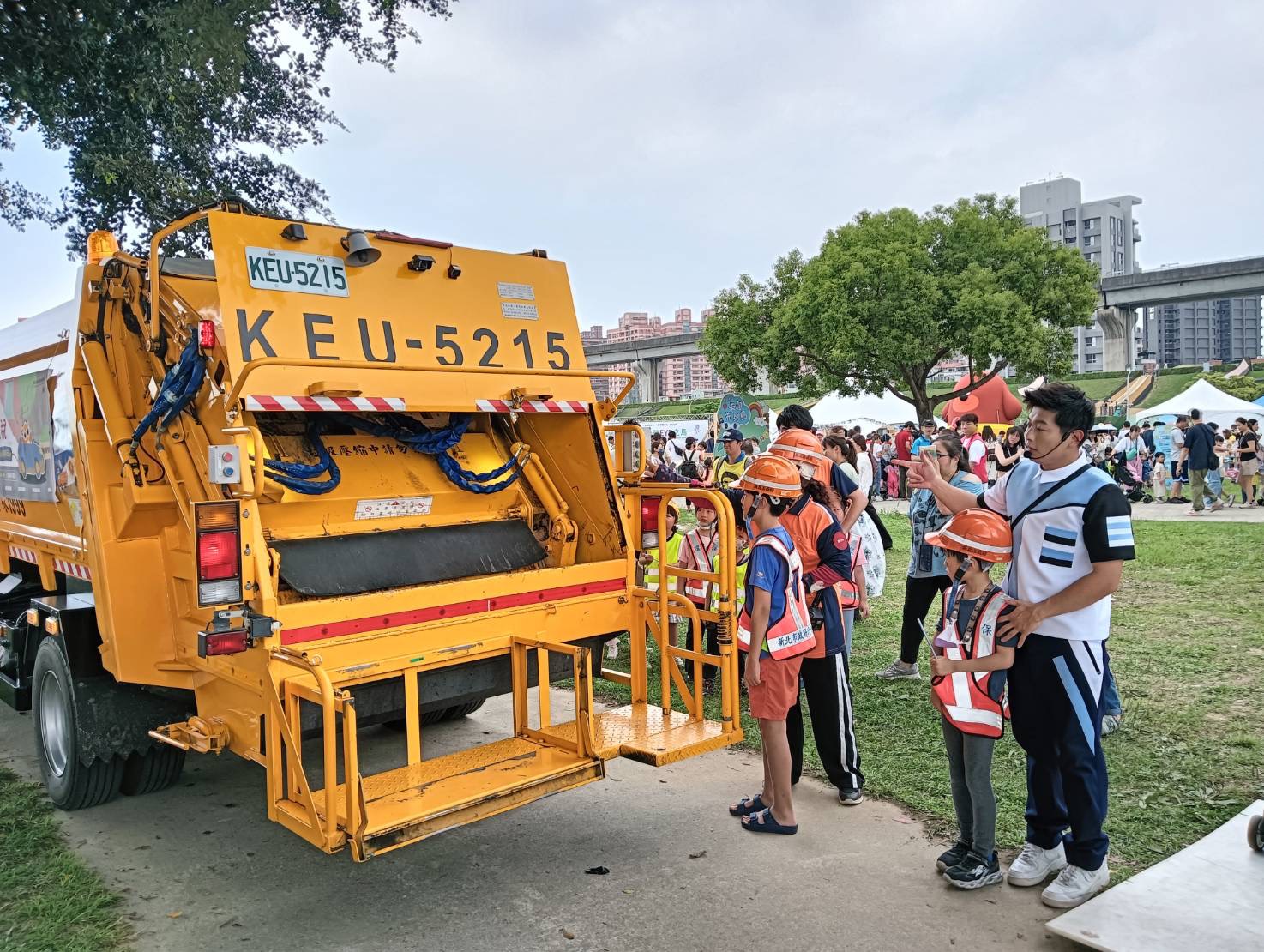  浣熊哥哥以輕鬆有趣的方式，引導孩子們學習如何正確處理垃圾、分類資源，並在互動中激發他們對環保的興趣