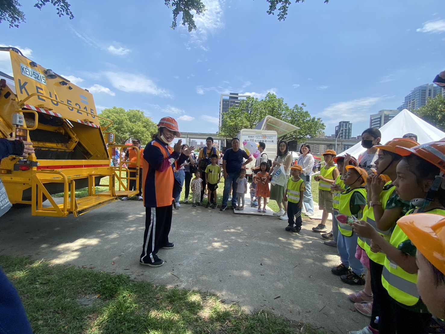 清潔隊員介紹垃圾清運知識，從小建立孩子們的環保意識