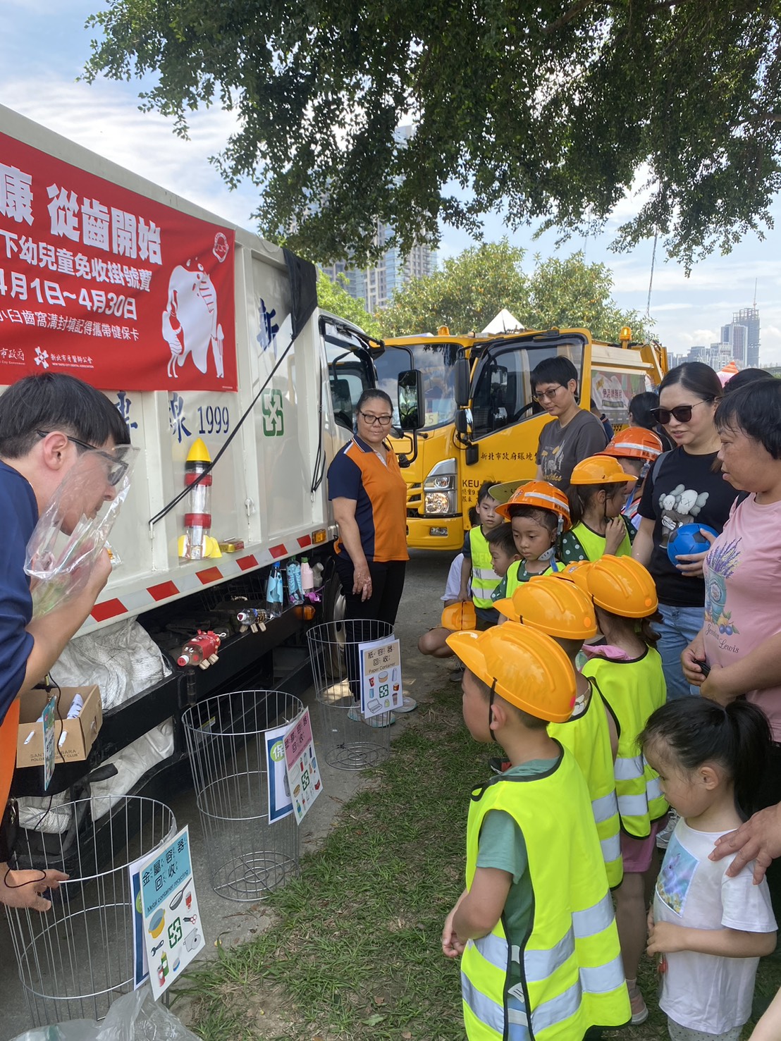 孩子們在活動中親自體驗清潔隊員的日常工作，並學習到如何進行垃圾分類與資源回收