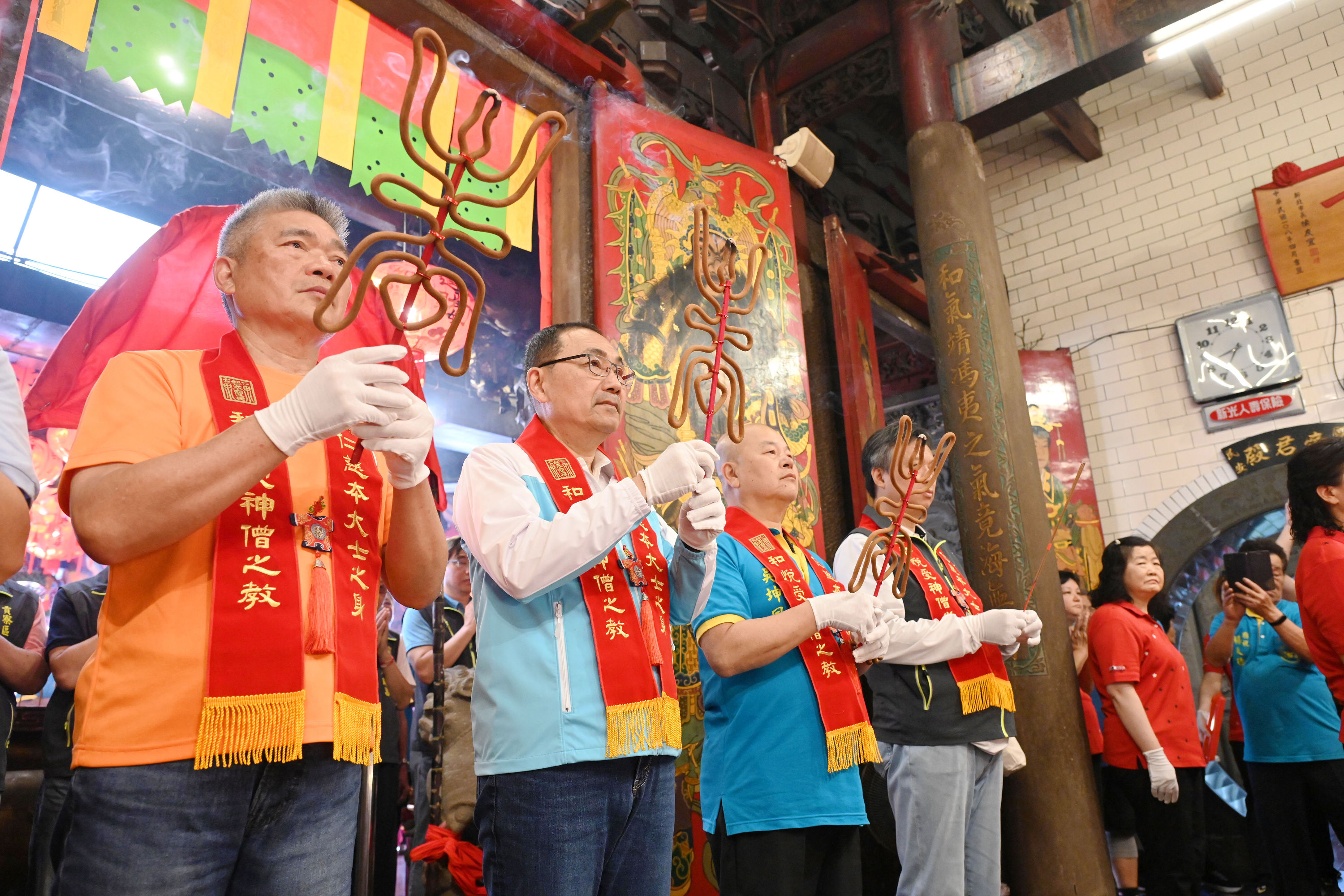 侯友宜今（20)日前往貢寮仁和宮及德心宮參拜，恭祝媽祖娘娘聖誕千秋。