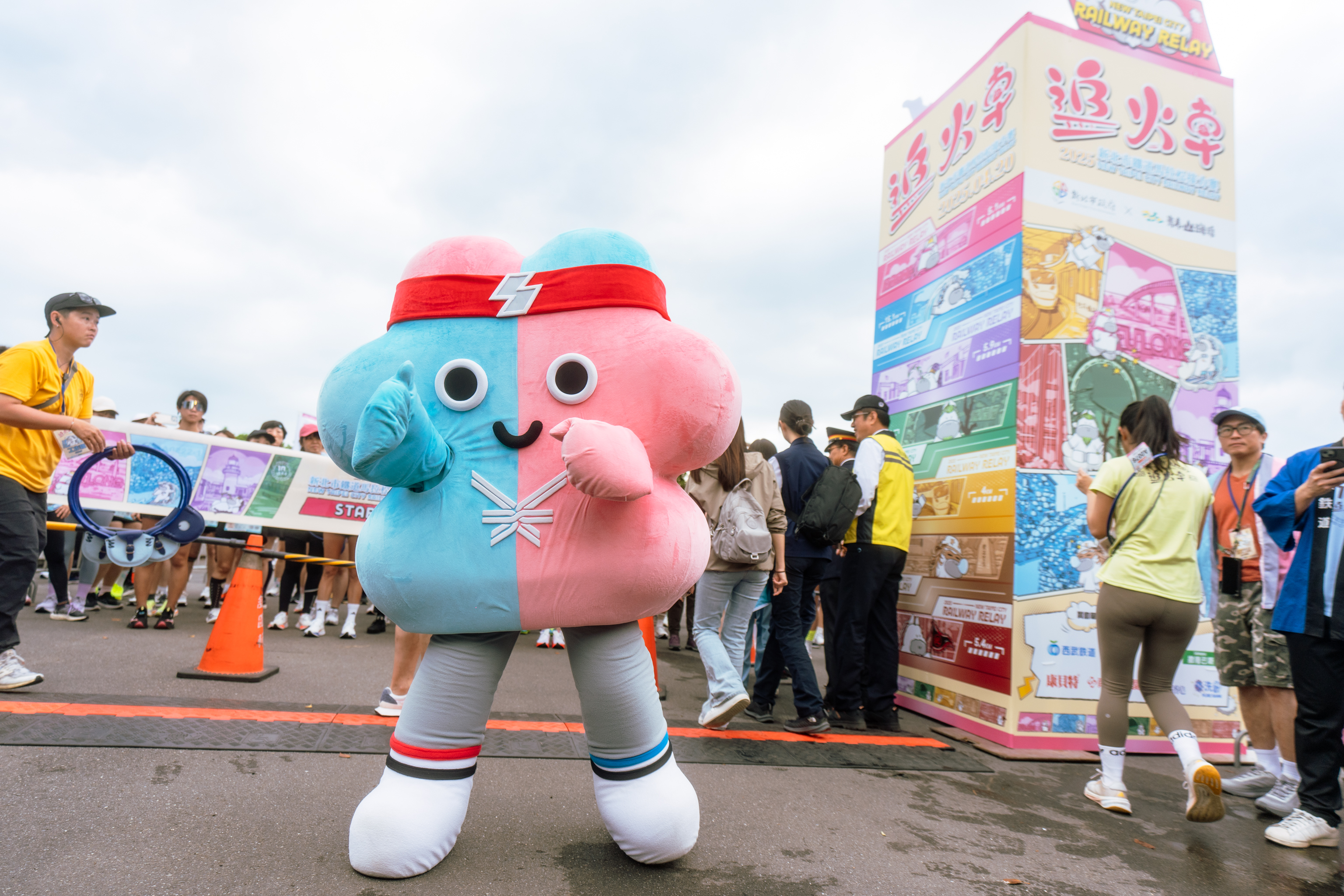  2025新北市鐵道馬拉松接力賽邀請雙北世界壯年運動會吉祥物-壯寶替選手們加油打氣，一起續跑鐵道馬挑戰世壯運。