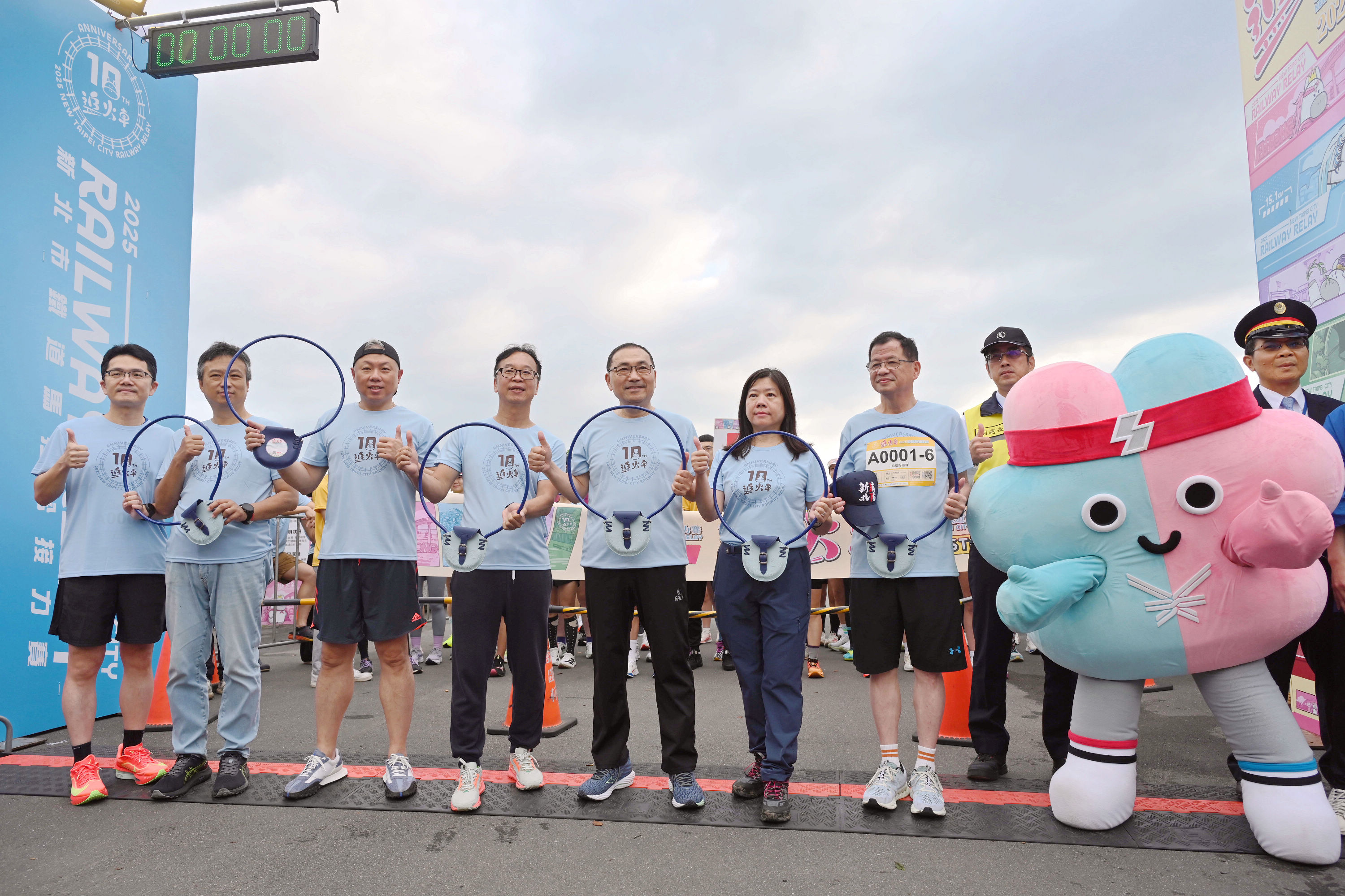 今（20）日新北市鐵道馬拉松接力賽盛大登場，侯友宜到場鳴槍為選手加油。