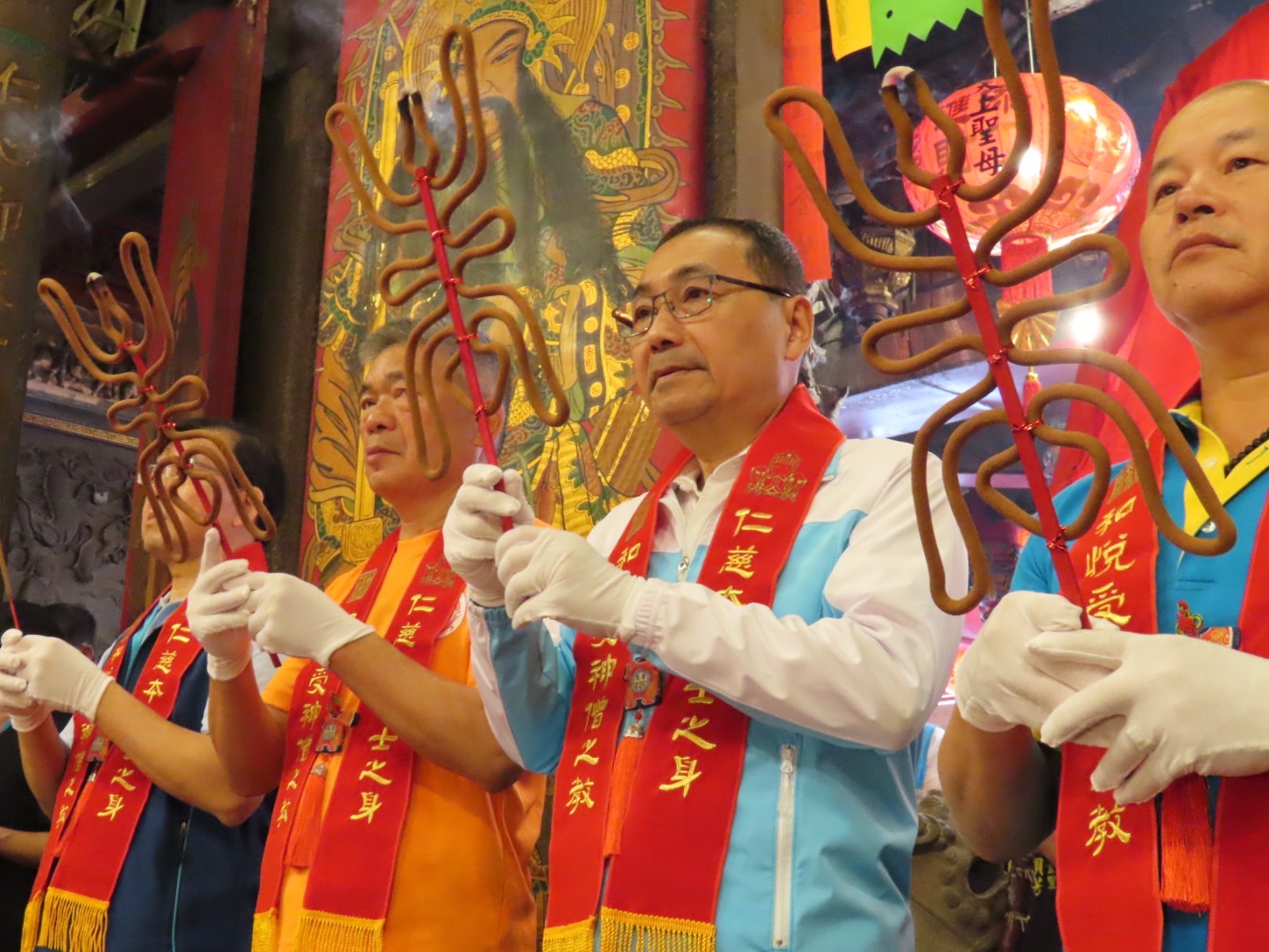 新北市長侯友宜於今(20)日前往貢寮仁和宮參拜。