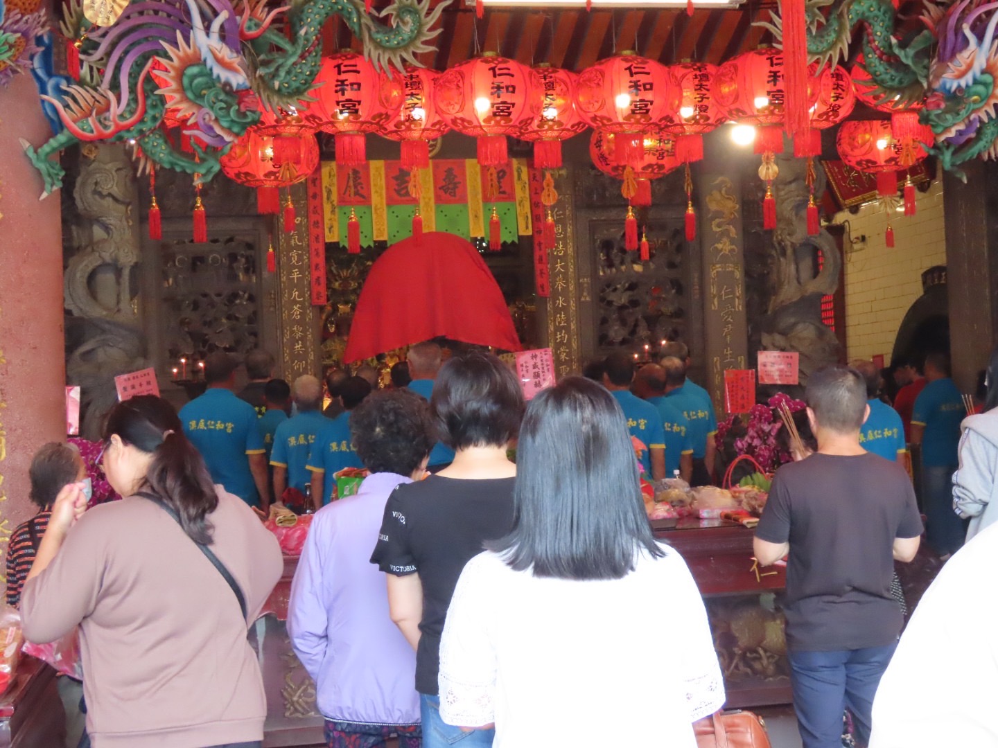 今日是媽祖聖誕，仁和宮一早就有許多信眾參拜。