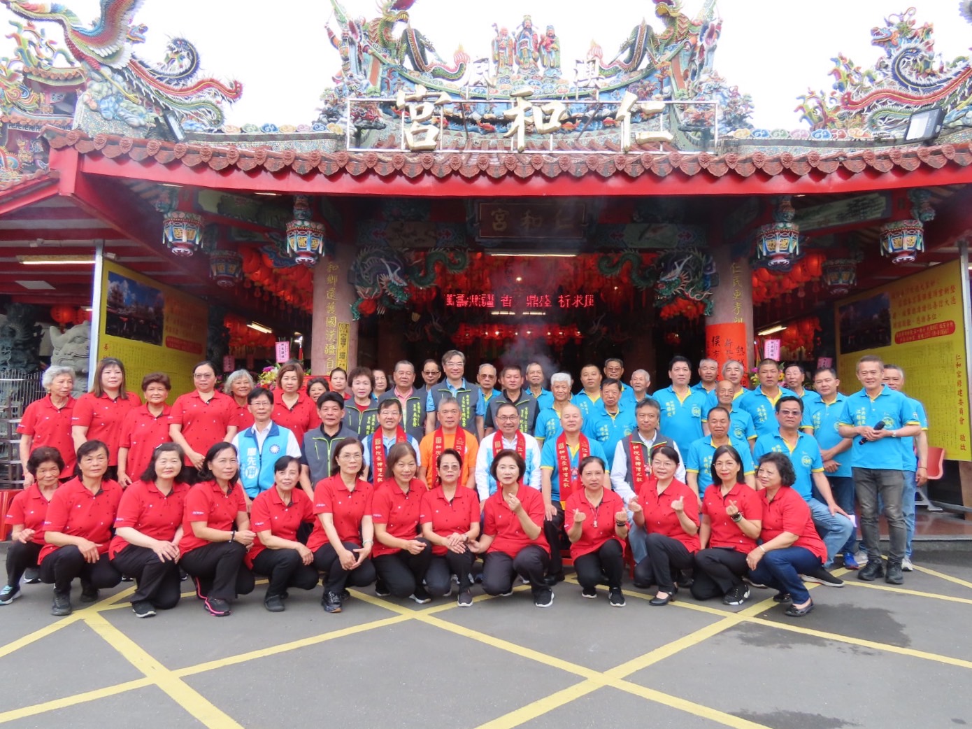 侯友宜參拜完後與仁和宮人員合照。