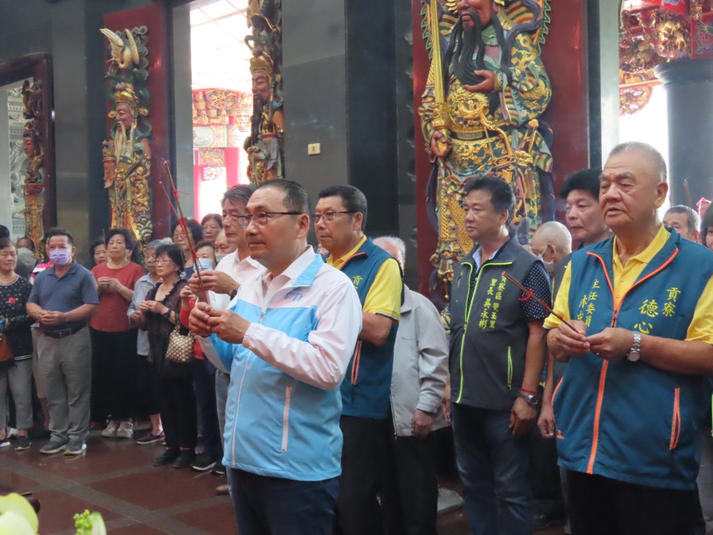 隨後侯友宜也前往貢寮德心宮參拜。