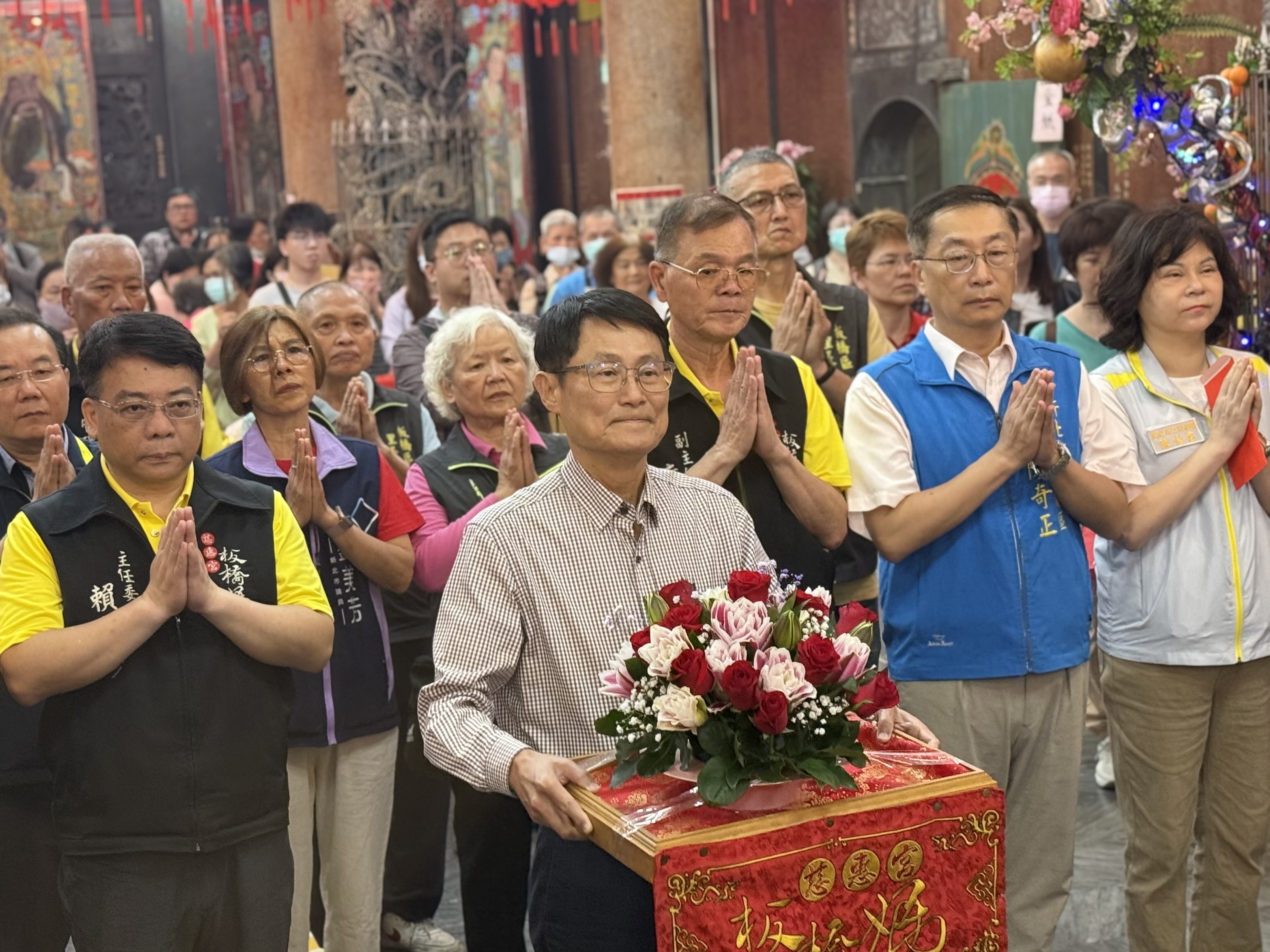 副市長陳純敬今日也代表市長前往板橋慈惠宮參香祈福。