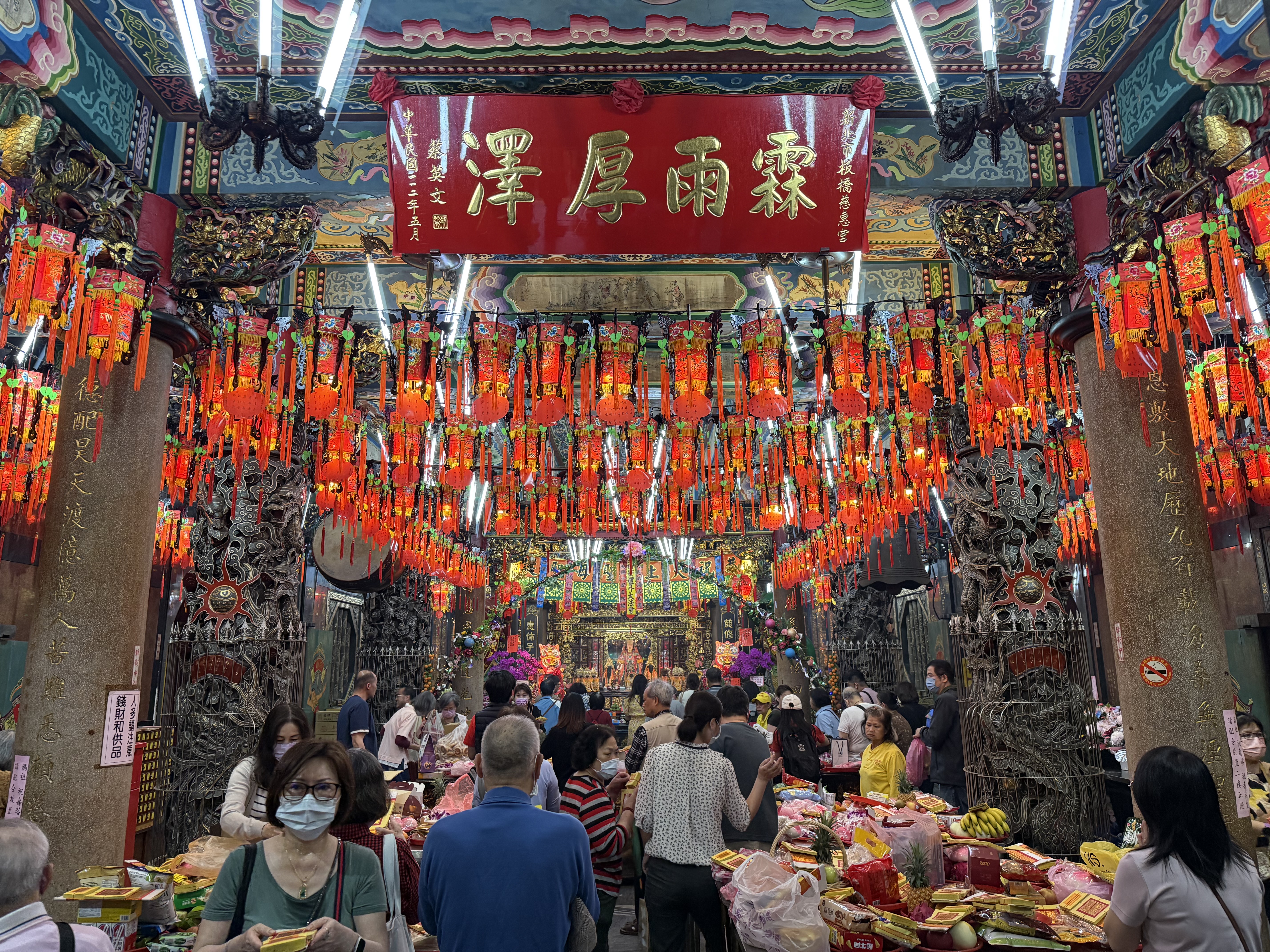 陳純敬與會貴賓一同恭迎媽祖娘娘出巡，並祝福遶境活動圓滿順利。