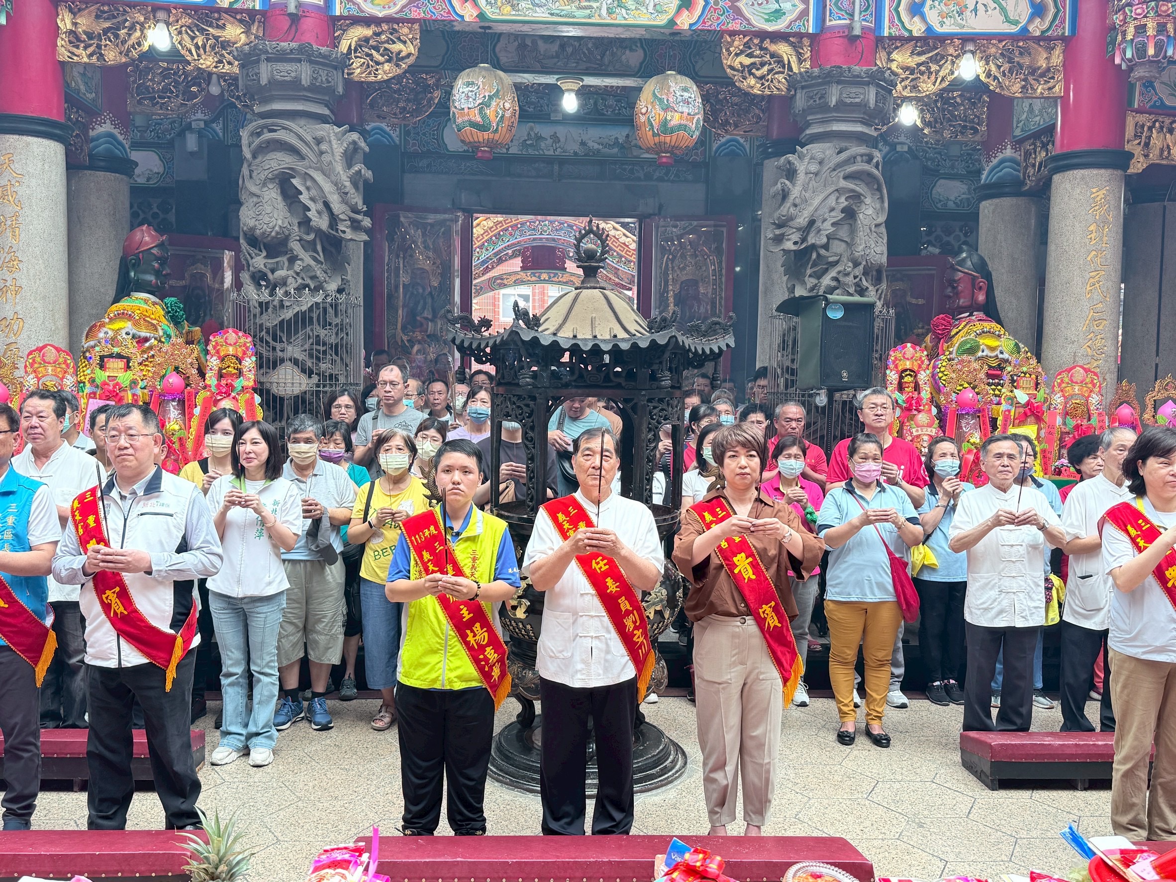 今日媽祖誕辰由義天宮主任委員劉文川（中）帶領信眾進行祝壽典禮團拜，新北市政府由龔雅雯副秘書長（右）代表出席參拜