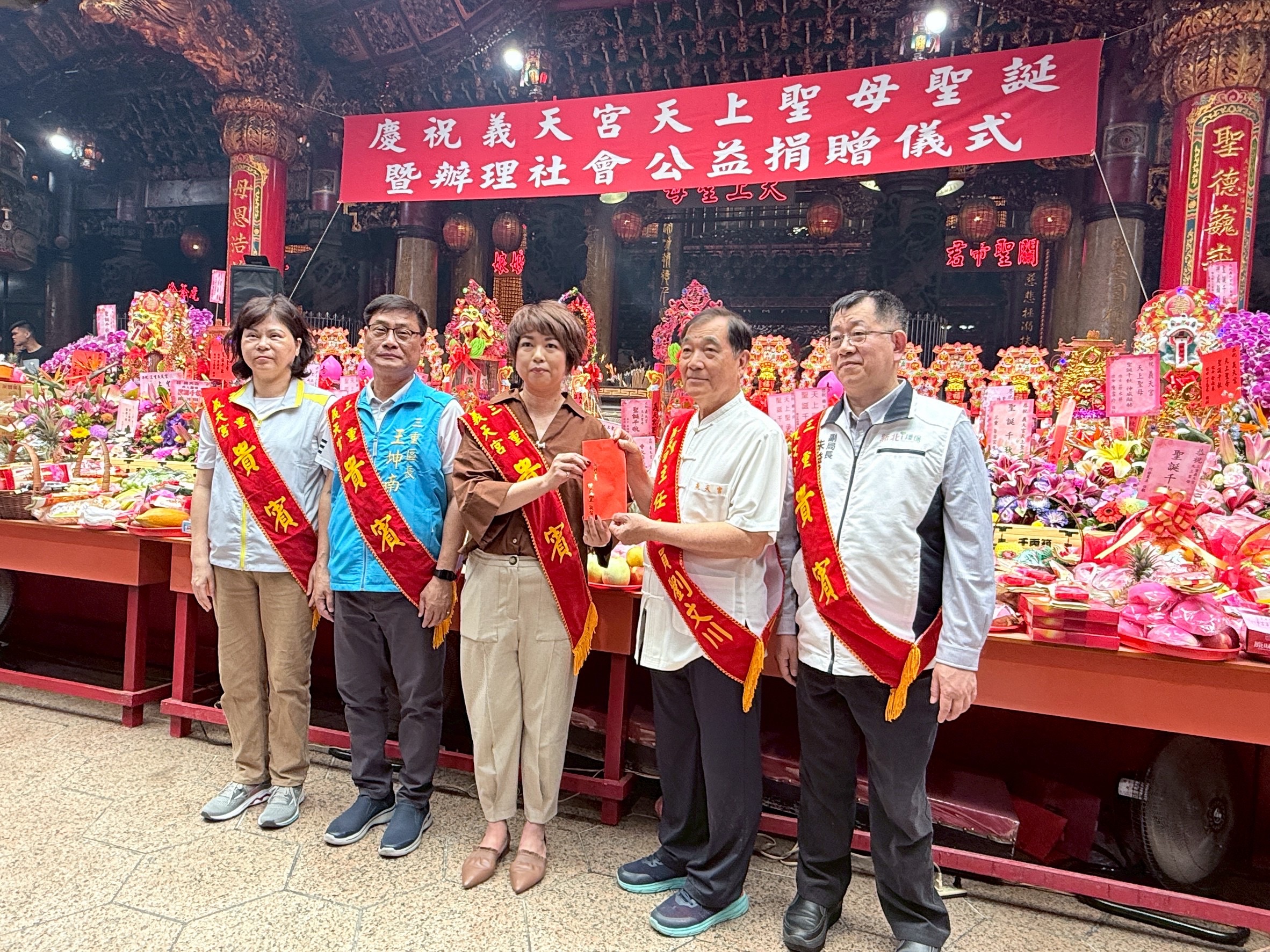 新北市政府龔雅雯副秘書長代表市府致贈香油錢