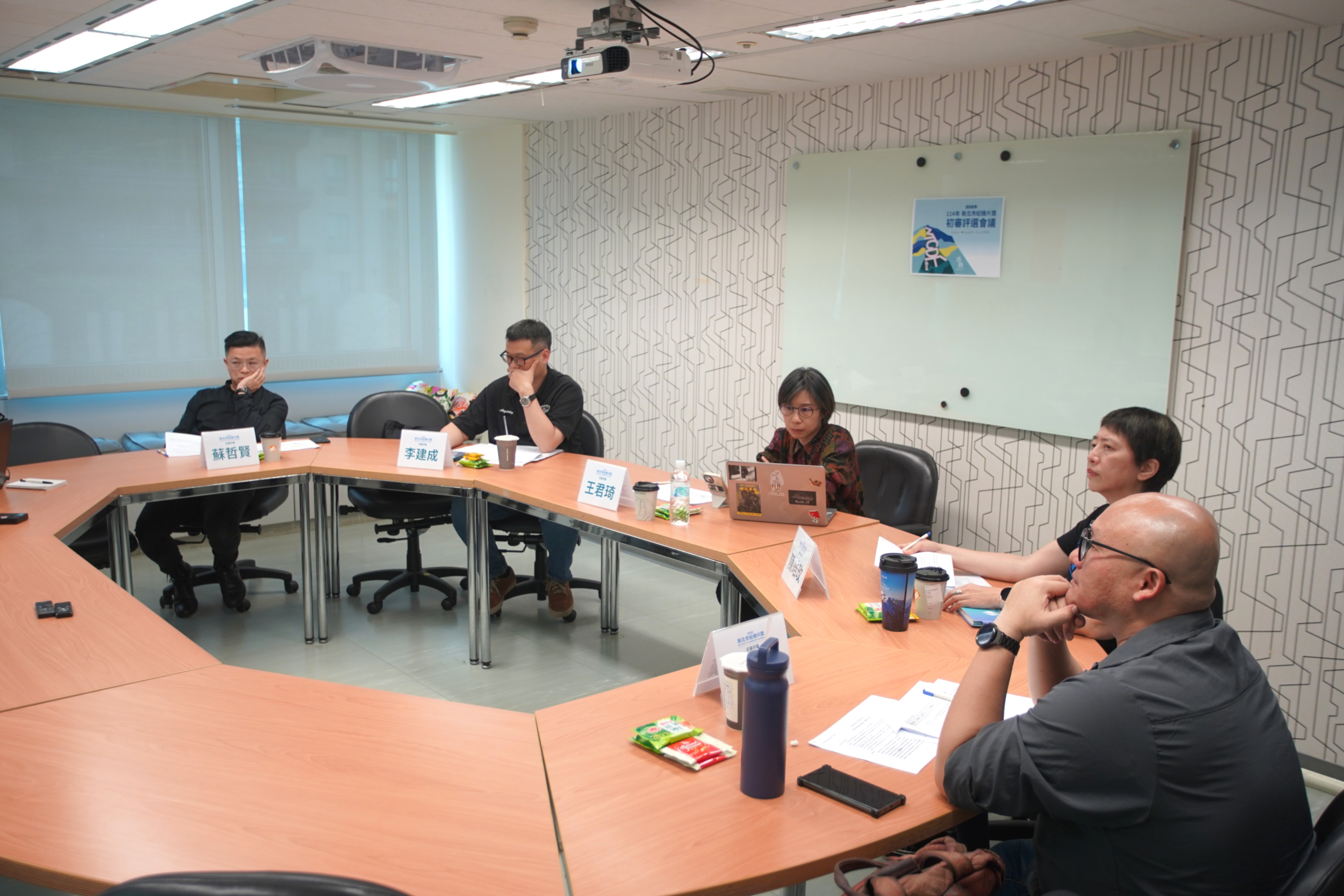 圖一：2025新北市紀錄片奬初審，評審就各投件作品充分表達意見並進行討論。經初審評審團選出28部入圍創作。