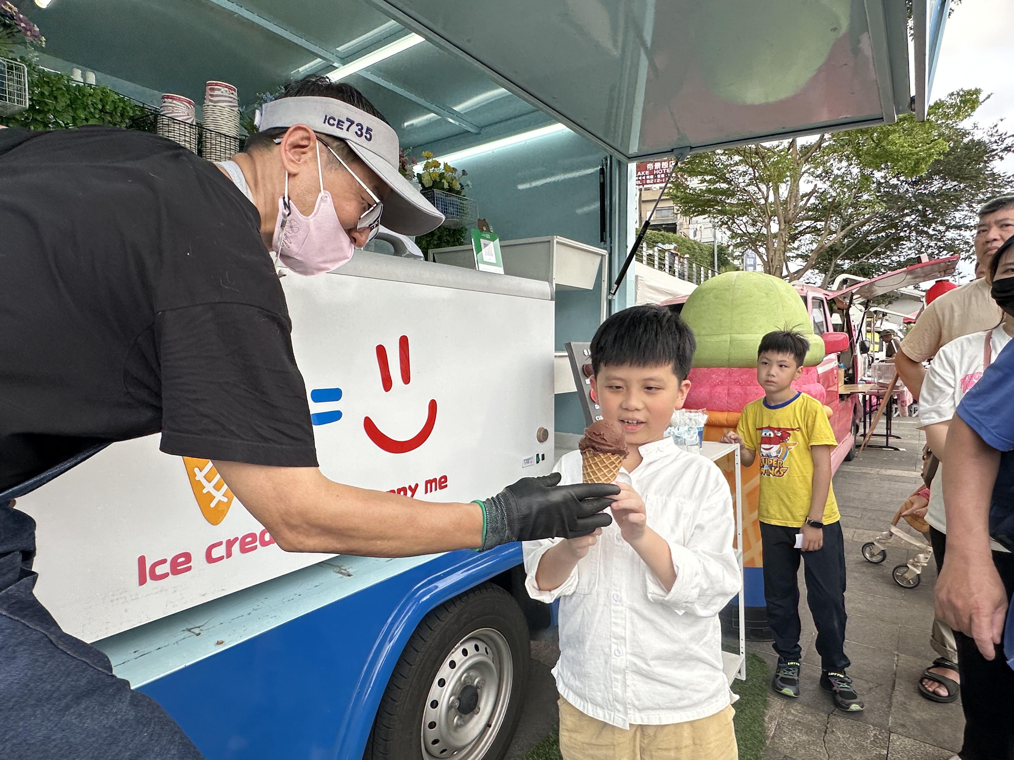 圖說：碧潭西岸行動便利車特色市集，每週都會變換不同主題胖卡餐車，提供各式多樣的美食商品。