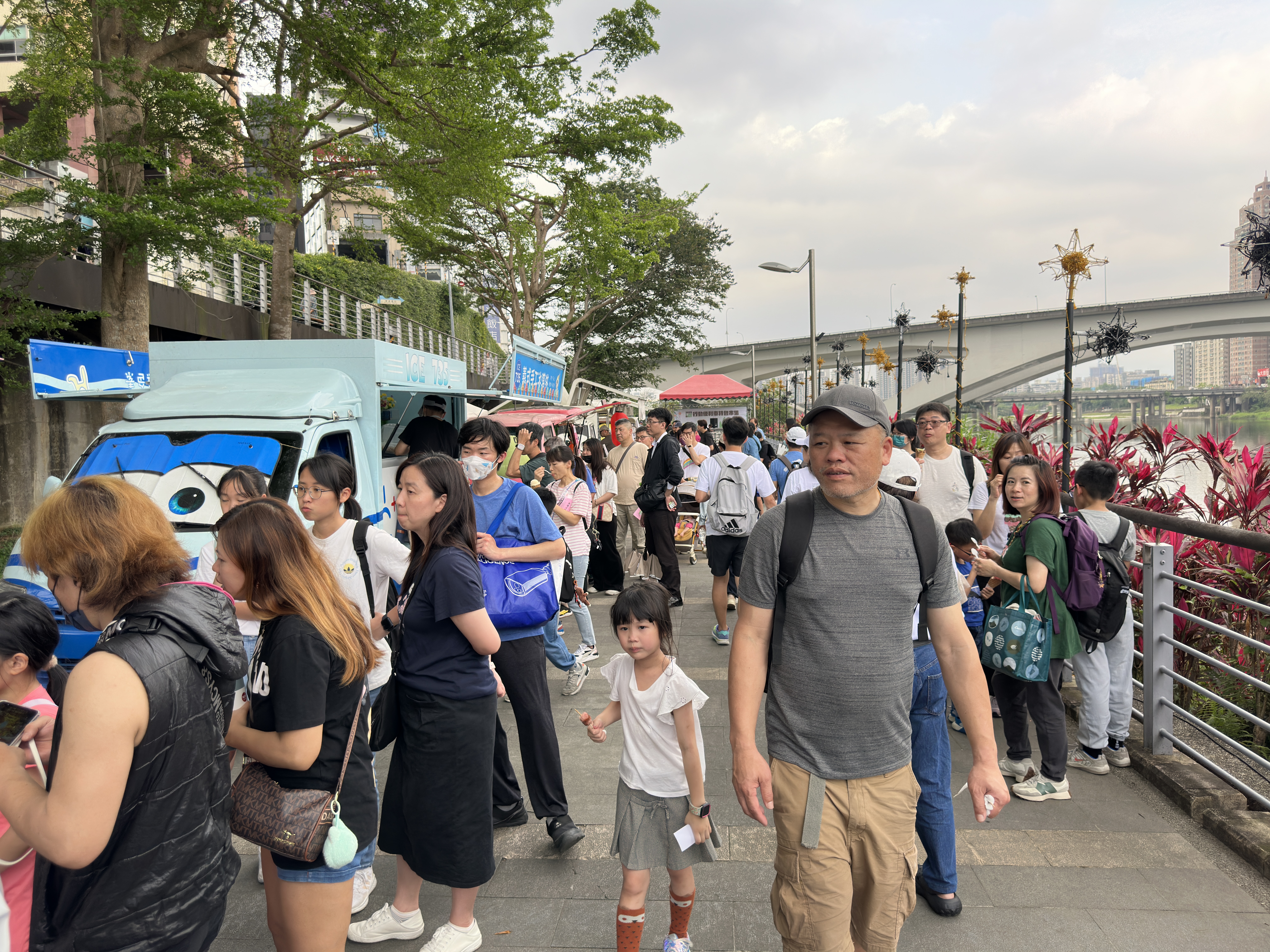 圖說：碧潭西岸行動便利車特色市集自今(114)年3月中旬試營運以來，廣受遊客與當地民眾的好評，許多民眾表示，在週六慵懶的午後湖畔，一邊散步一邊品嚐多樣美食，是一種非常愜意的享受。