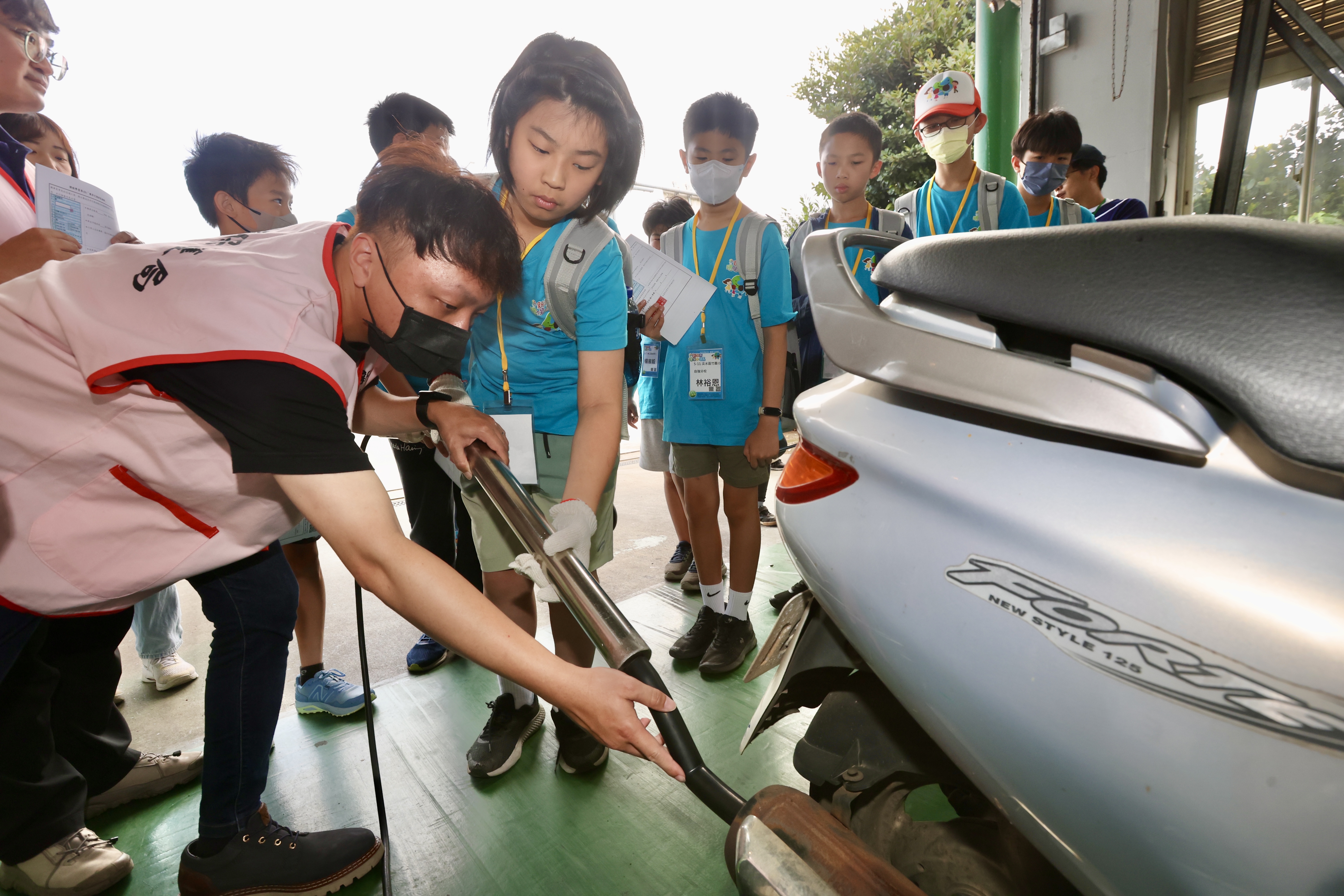 小局長們前往林口柴油動力檢測站，實作機車定期排氣檢測