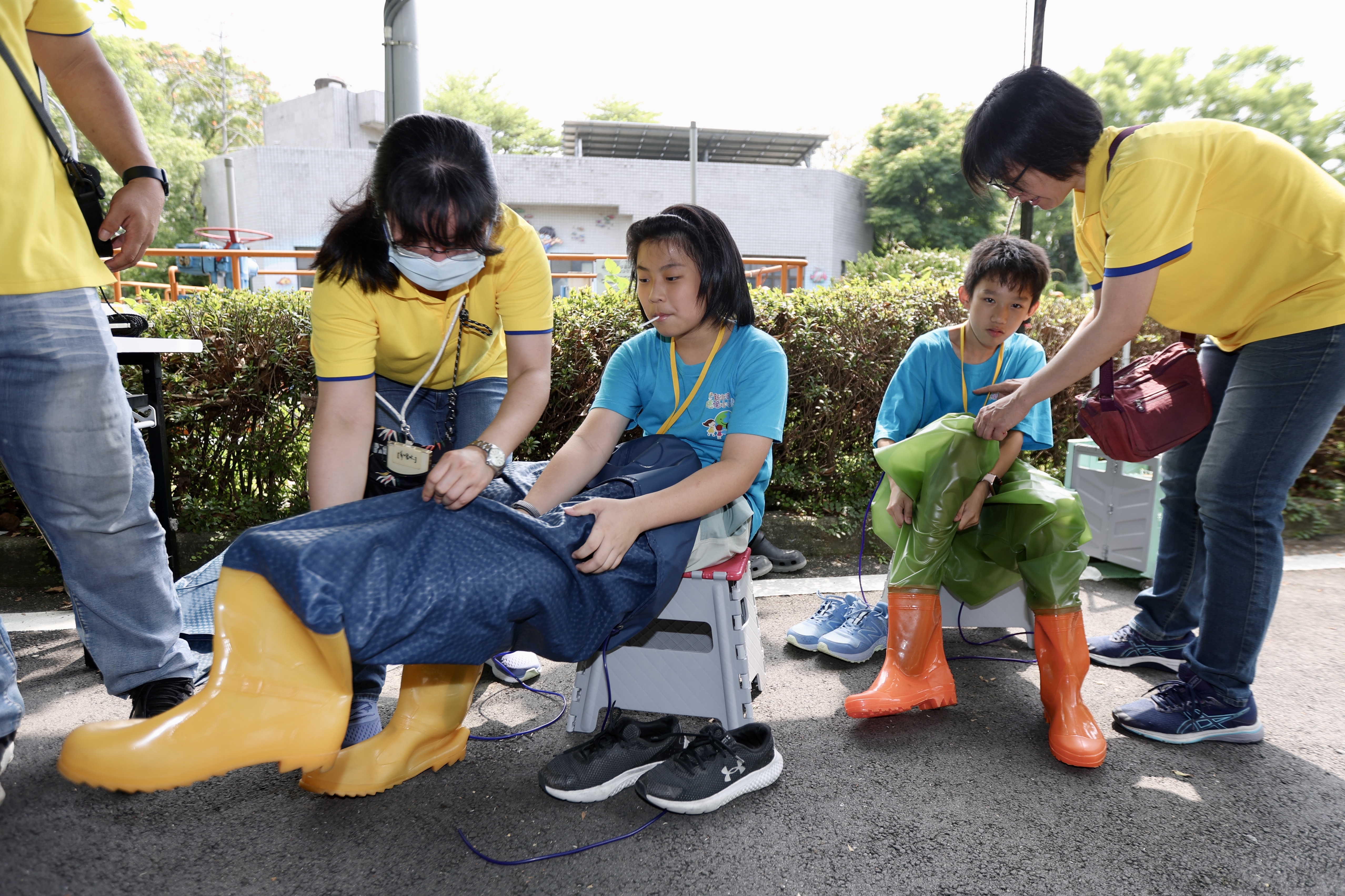 小局長們換上青蛙裝，對採取水樣躍躍欲試