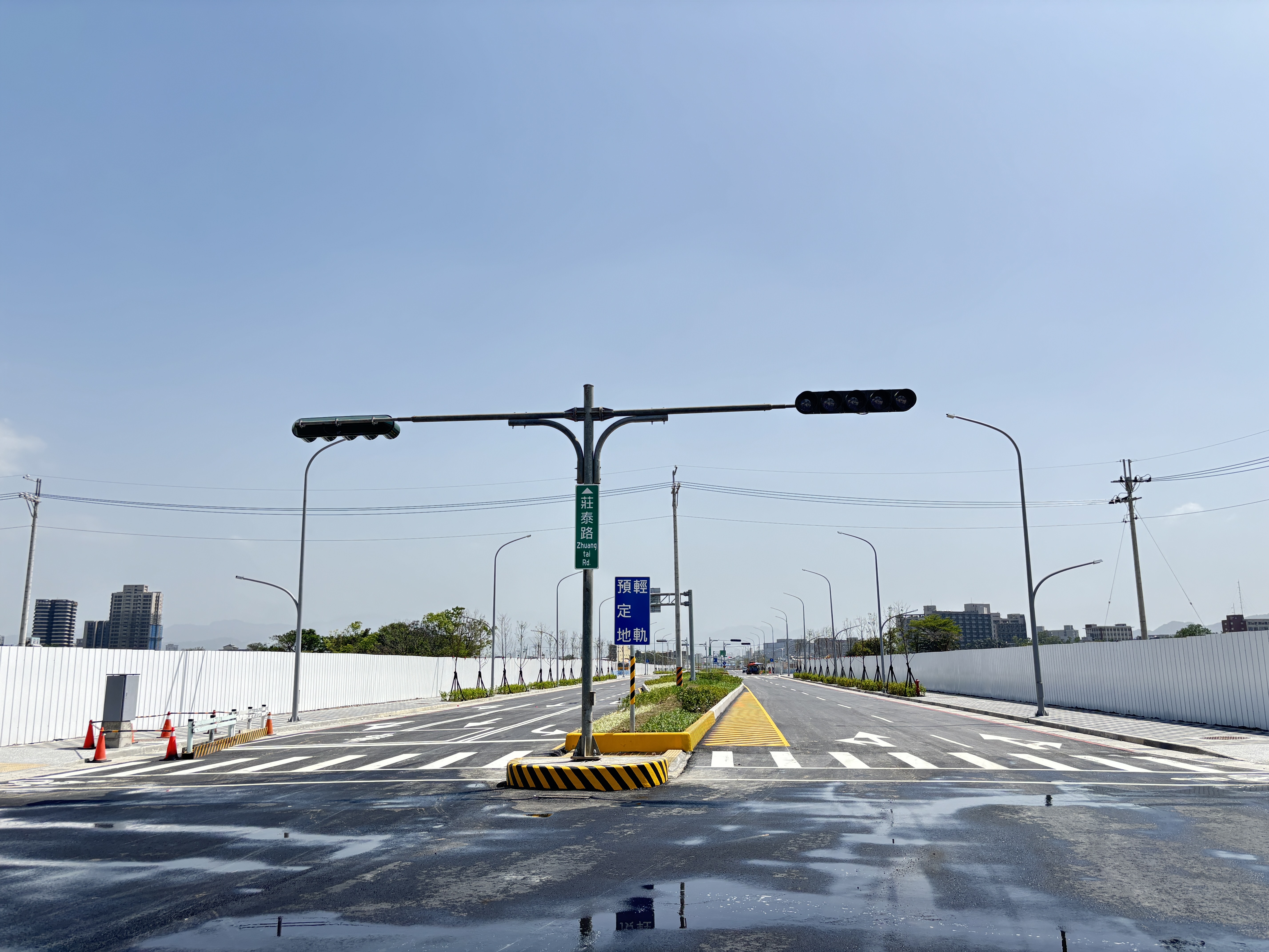 20250421莊泰路(領航路-莊田路)雙向各2個車道，中央為輕軌預定。新北市政府提供.jpg