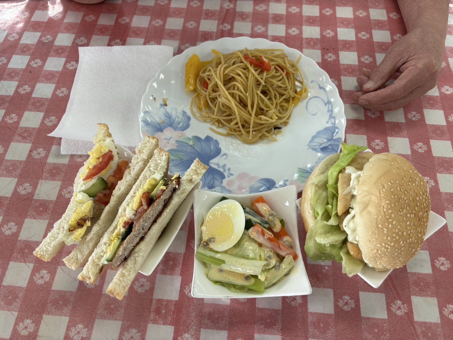  尉遲君偶而精心製作西餐三明治、漢堡、義大利麵給仁家長輩吃 以變換口味