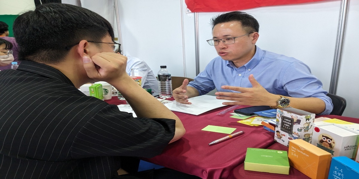 廠商與學生說明職缺內容