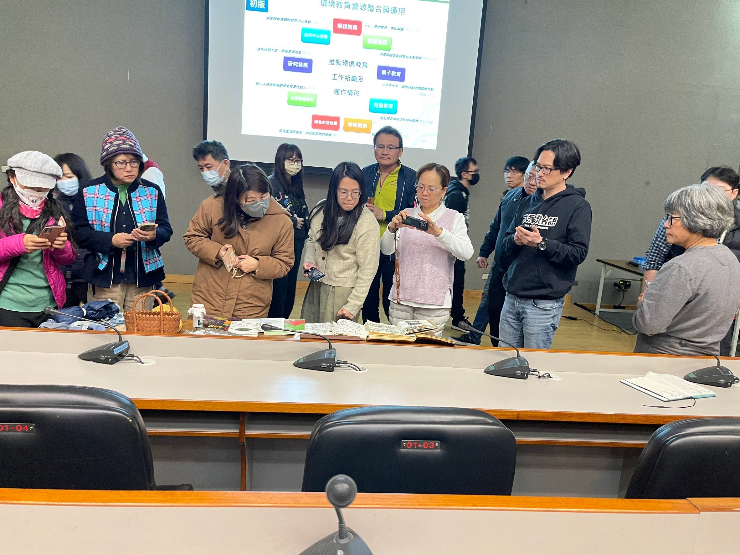  3月19說明會，學員們專注在過去得獎作品，學習如何展現環境推動成果