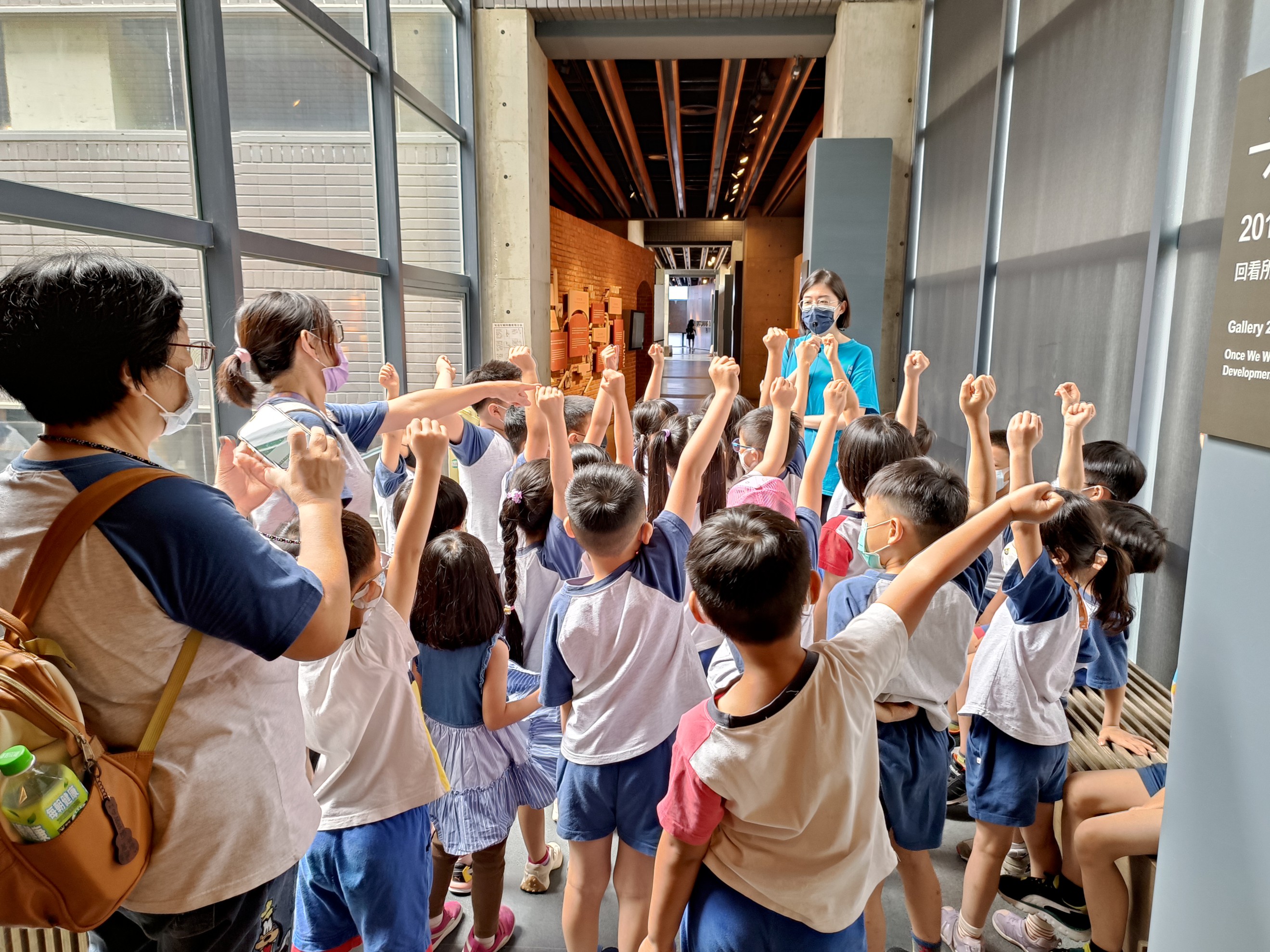 孩子們參訪環境教育場所，在活動中踴躍搶答(第九屆獲機關組優等獎-鶯歌陶瓷博物館)