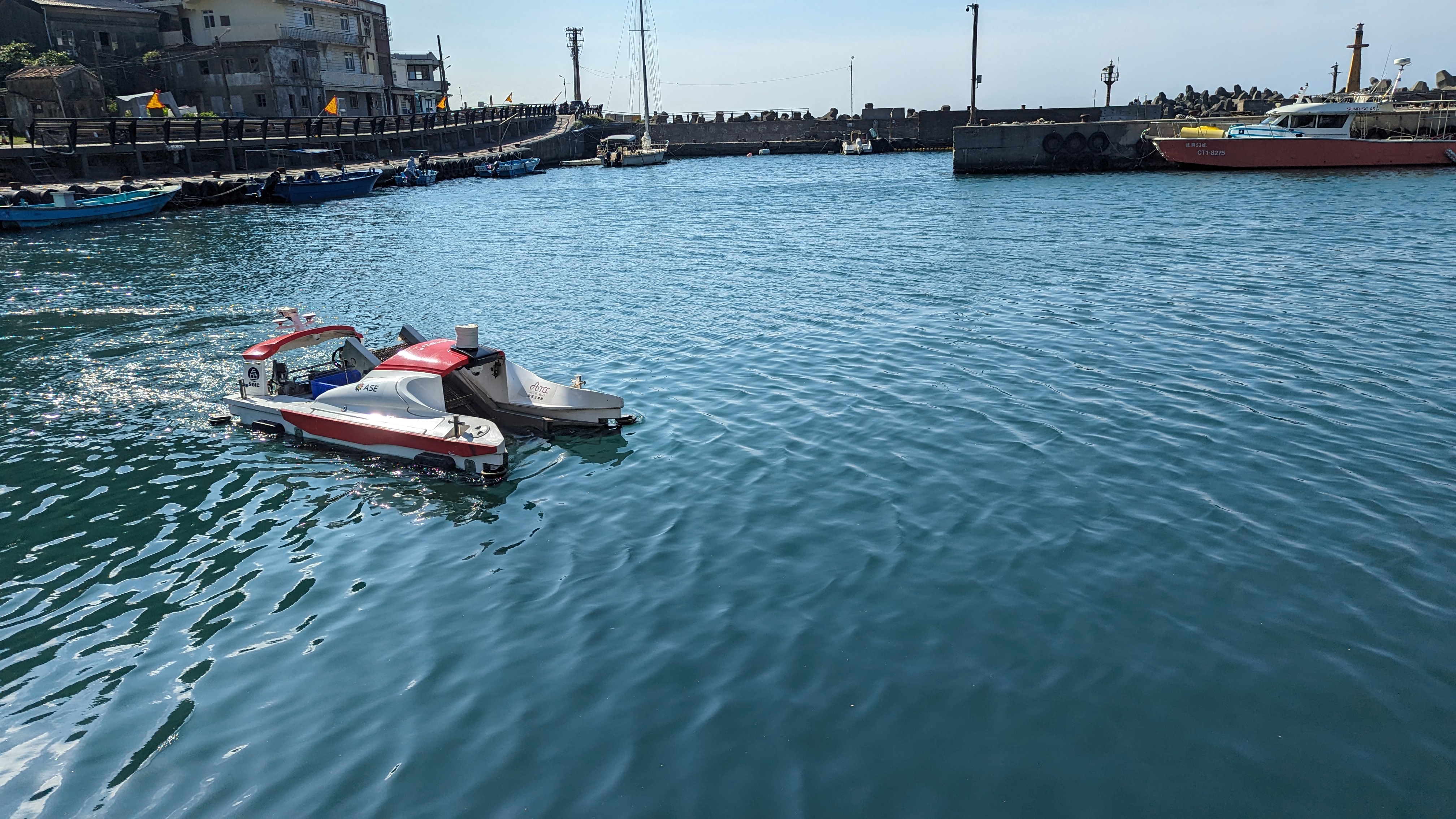 淨海機具進行港區垃圾移除作業