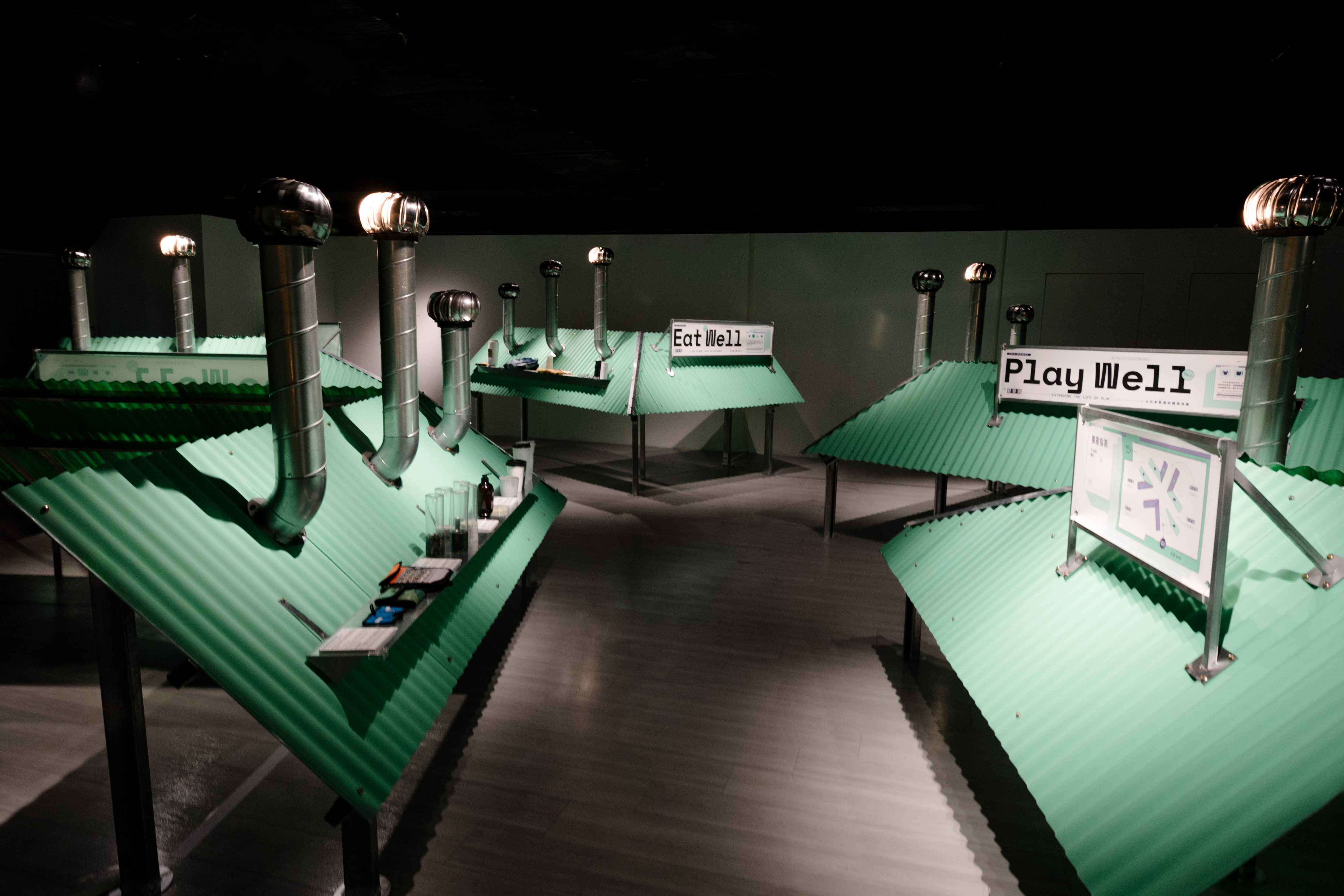 府中15「2025 新北市循環設計展：異百貨 STRANGE MALL」五樓「逛生活」主題，以好好玩、好好穿、好好吃、好好用四大生活領域為切角，探索新北市與當代社會的循環設計實踐