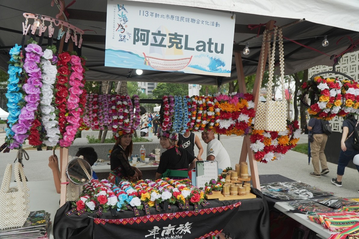 ▲活動現場展示了來自各族群的精緻工藝品與美食。(圖/新北市原民局提供)