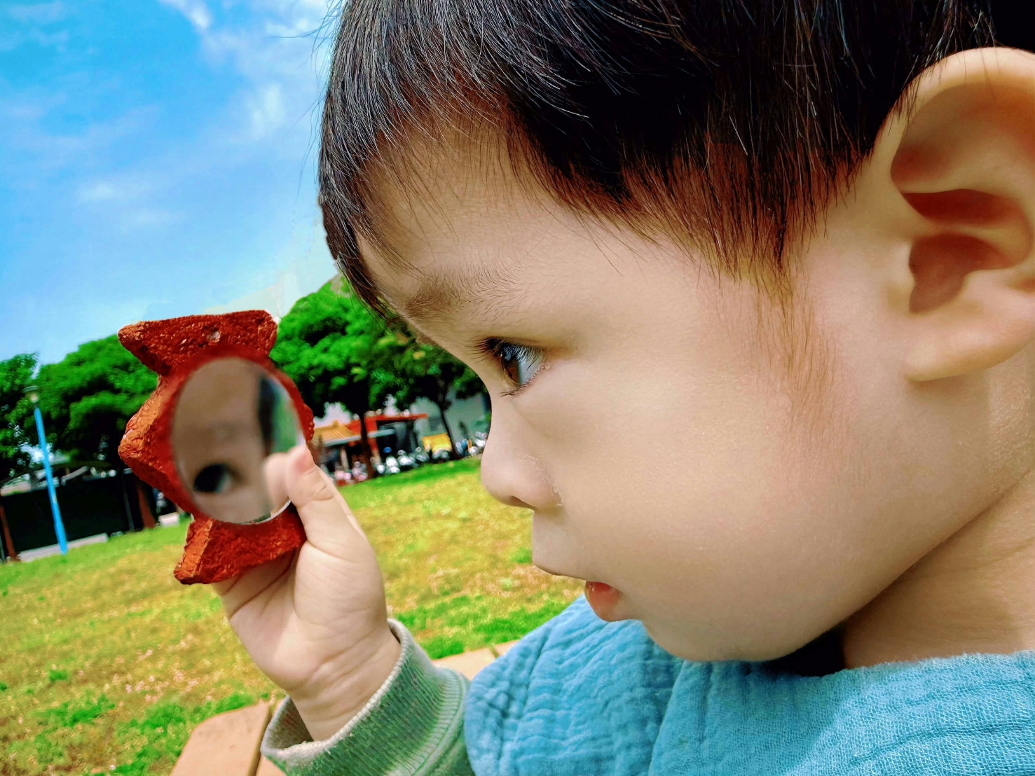 館內特別推出「鏡然是紙」DIY活動，運用回收紙張捏製專屬的人面陶罐手拿鏡。.